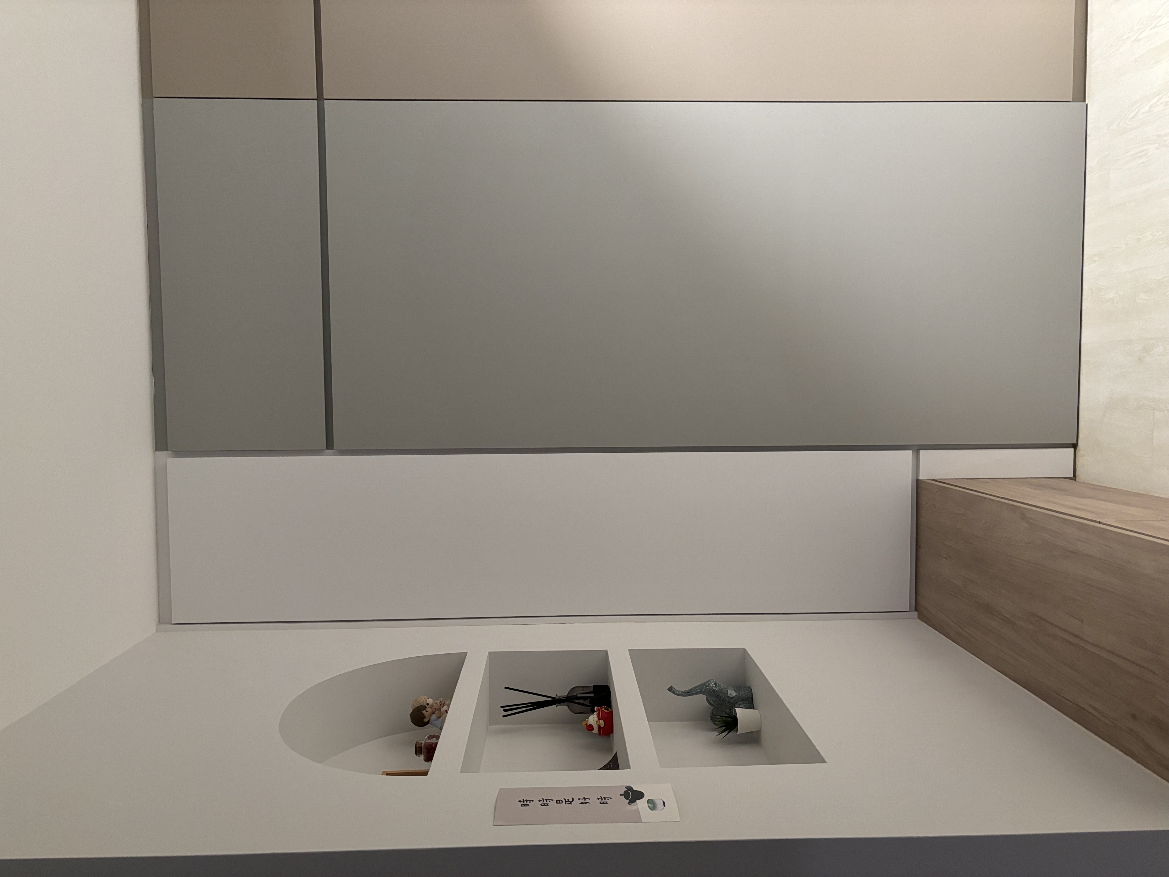 Inviting-Entryway-with-a-Cozy-Niche-Wall-and-Warm-Wood-Toned-Settee