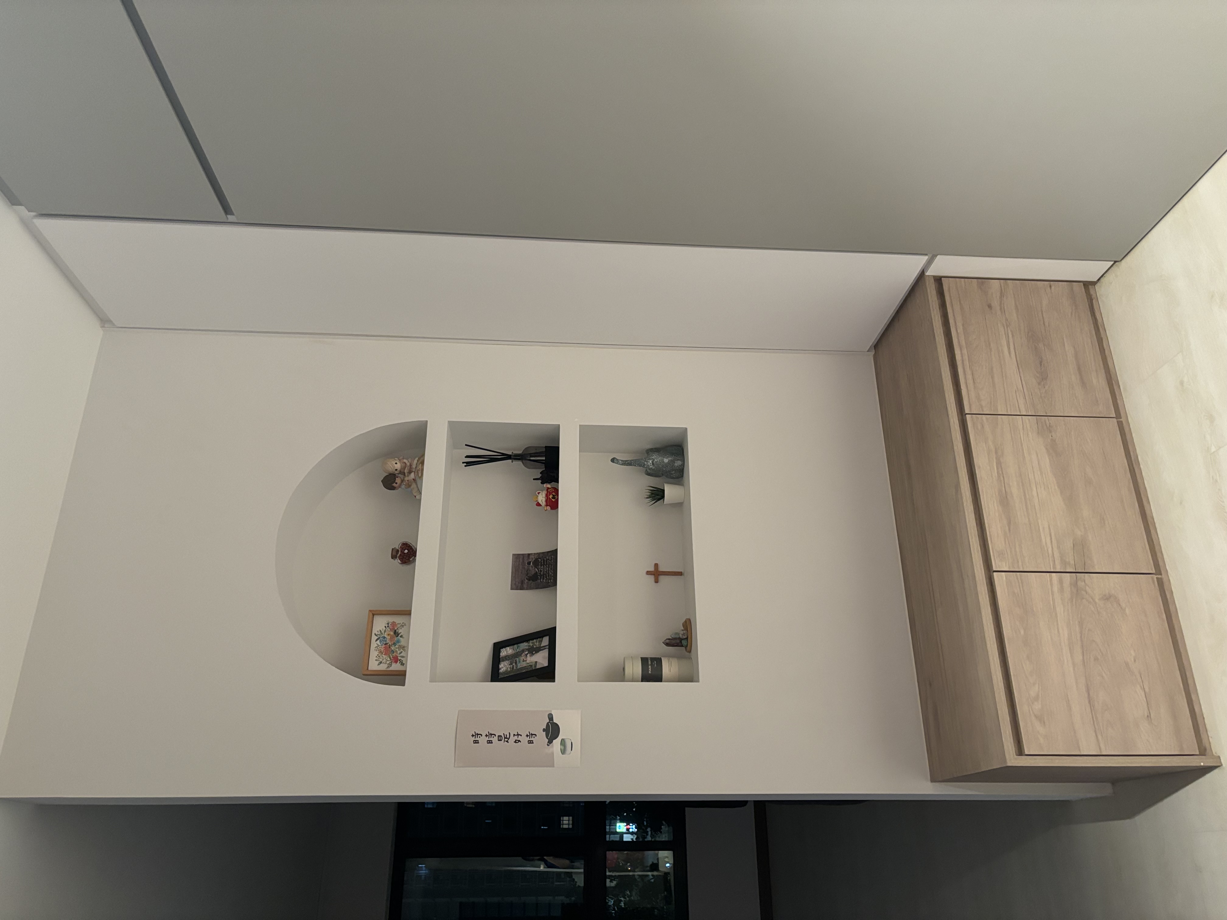 Inviting Entryway with a Cozy Niche Wall and Warm Wood-Toned Settee - Modern minimalist interior, white ceiling, floating