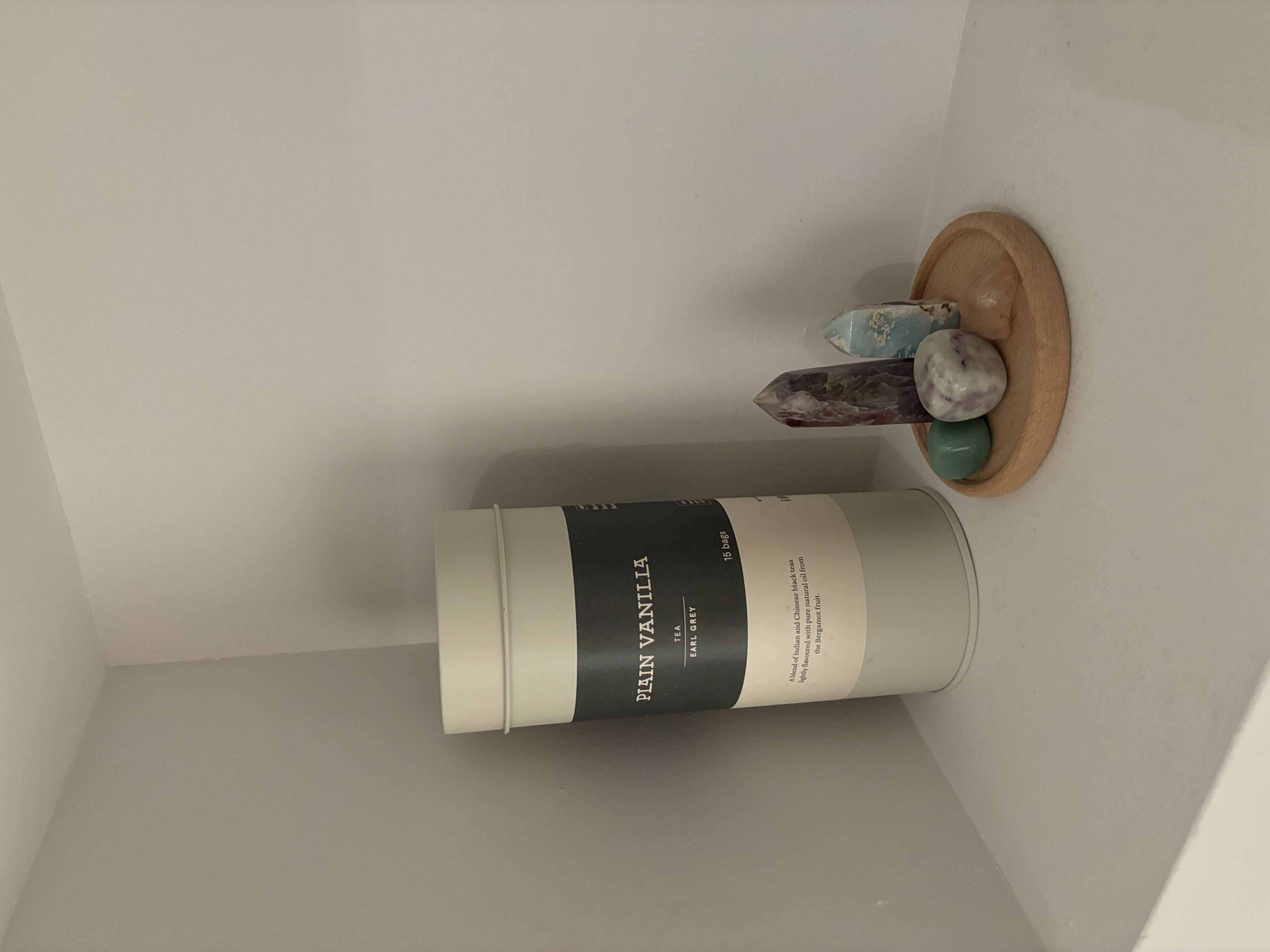 Inviting-Entryway-with-a-Cozy-Niche-Wall-and-Warm-Wood-Toned-Settee