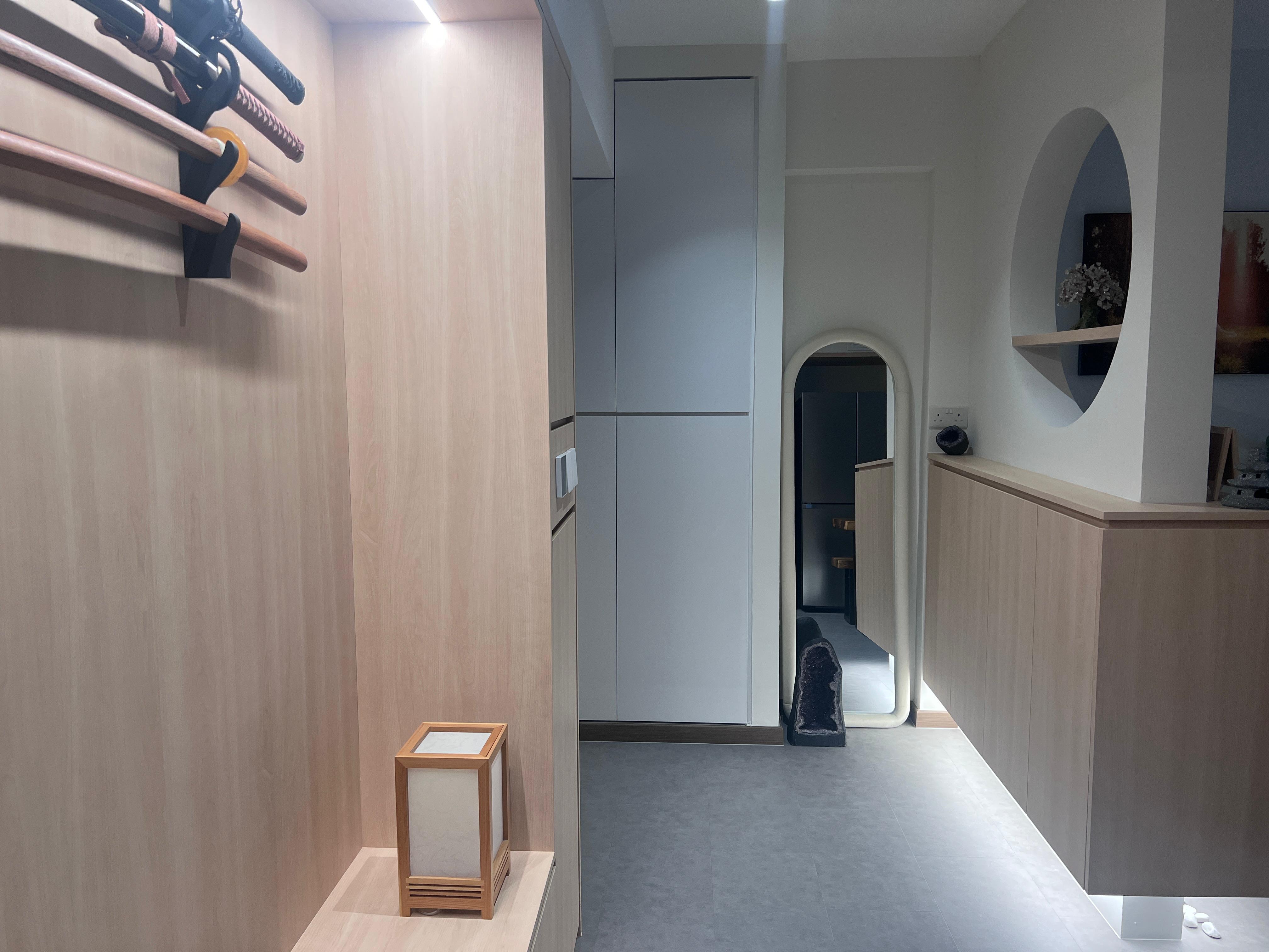 A simple & functional entryway with built in settee - Wooden wall with mounted swords, minimalist kitchen, modern kitchen