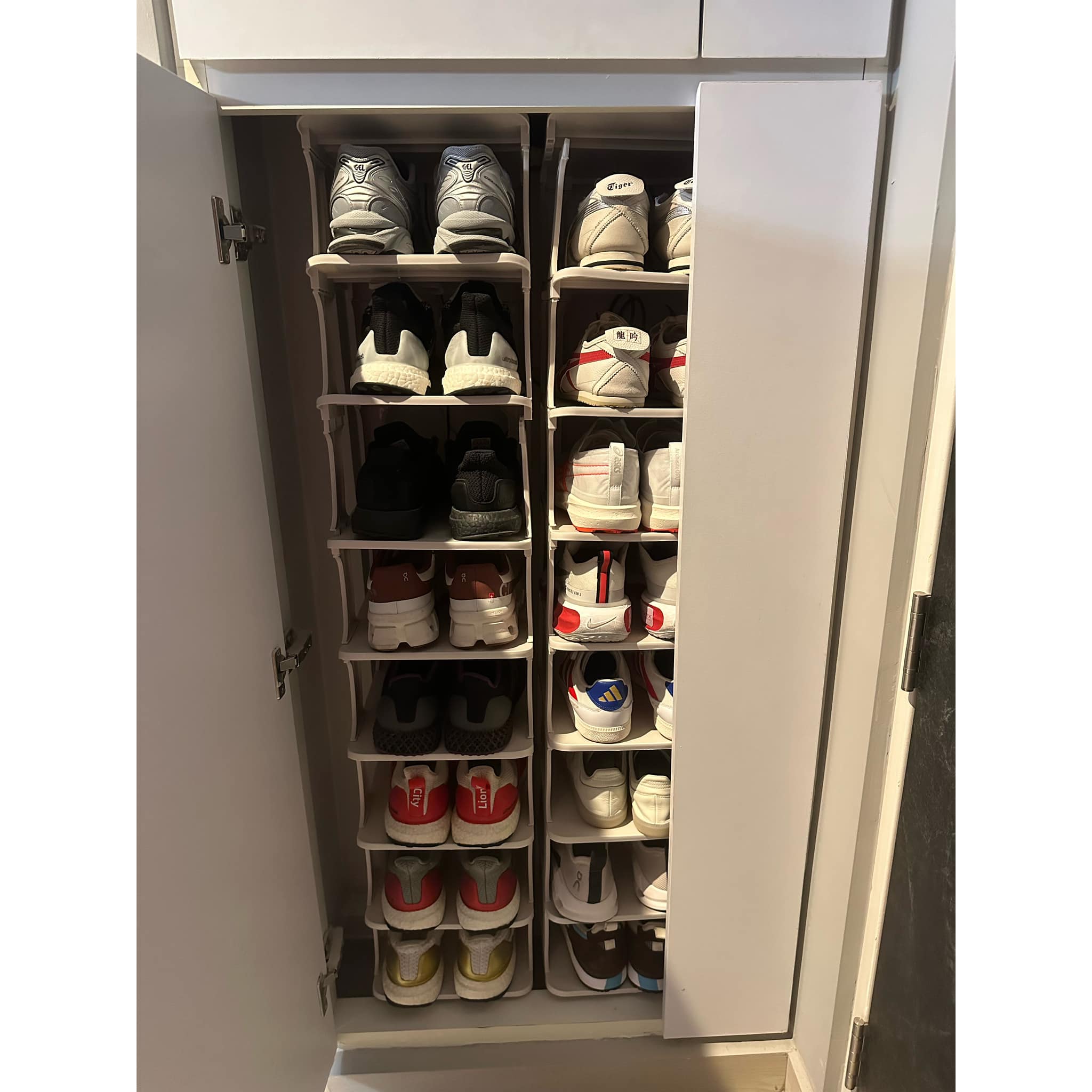 A-Stylish-Welcome:-Sleek,-Spacious-and-Shoe-Friendly