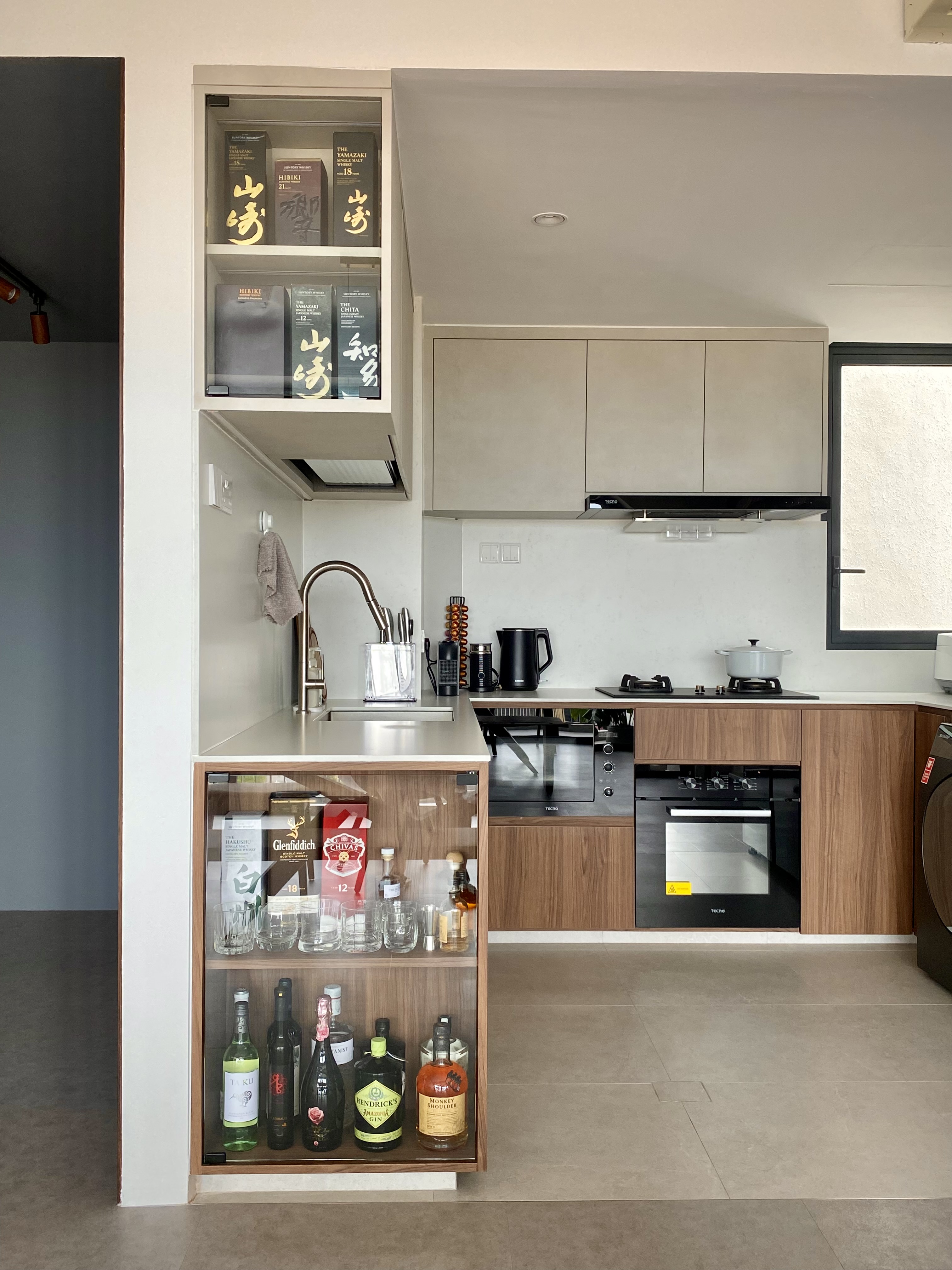 Minimalist kitchen design with maximalist kitchenware & appliances - Wooden cabinets, modern kitchen, minimalist design