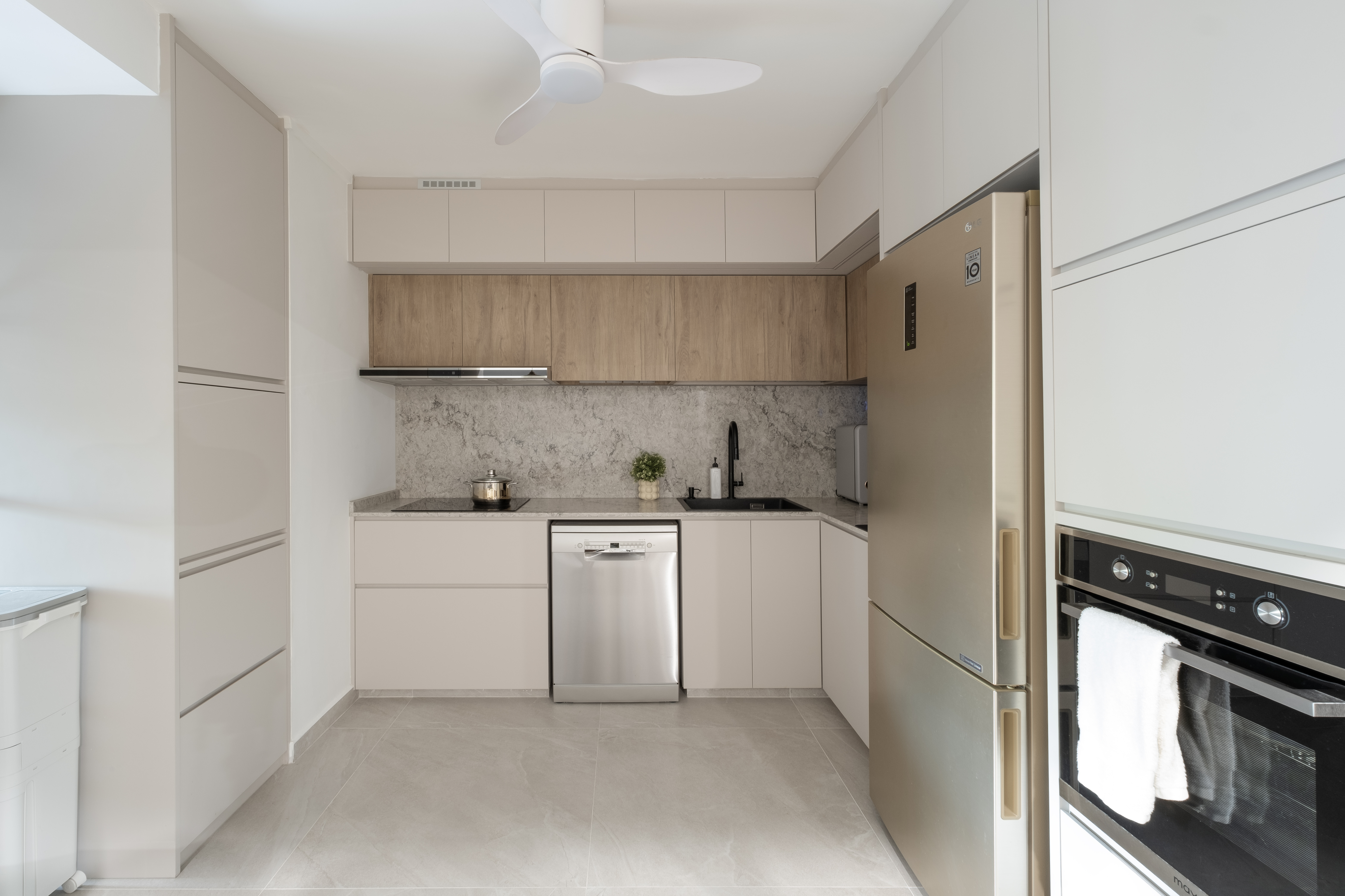 Sleek Open Concept Kitchen: Warm Tones with Minimalist Elegance - Modern kitchen with sleek design, stainless steel