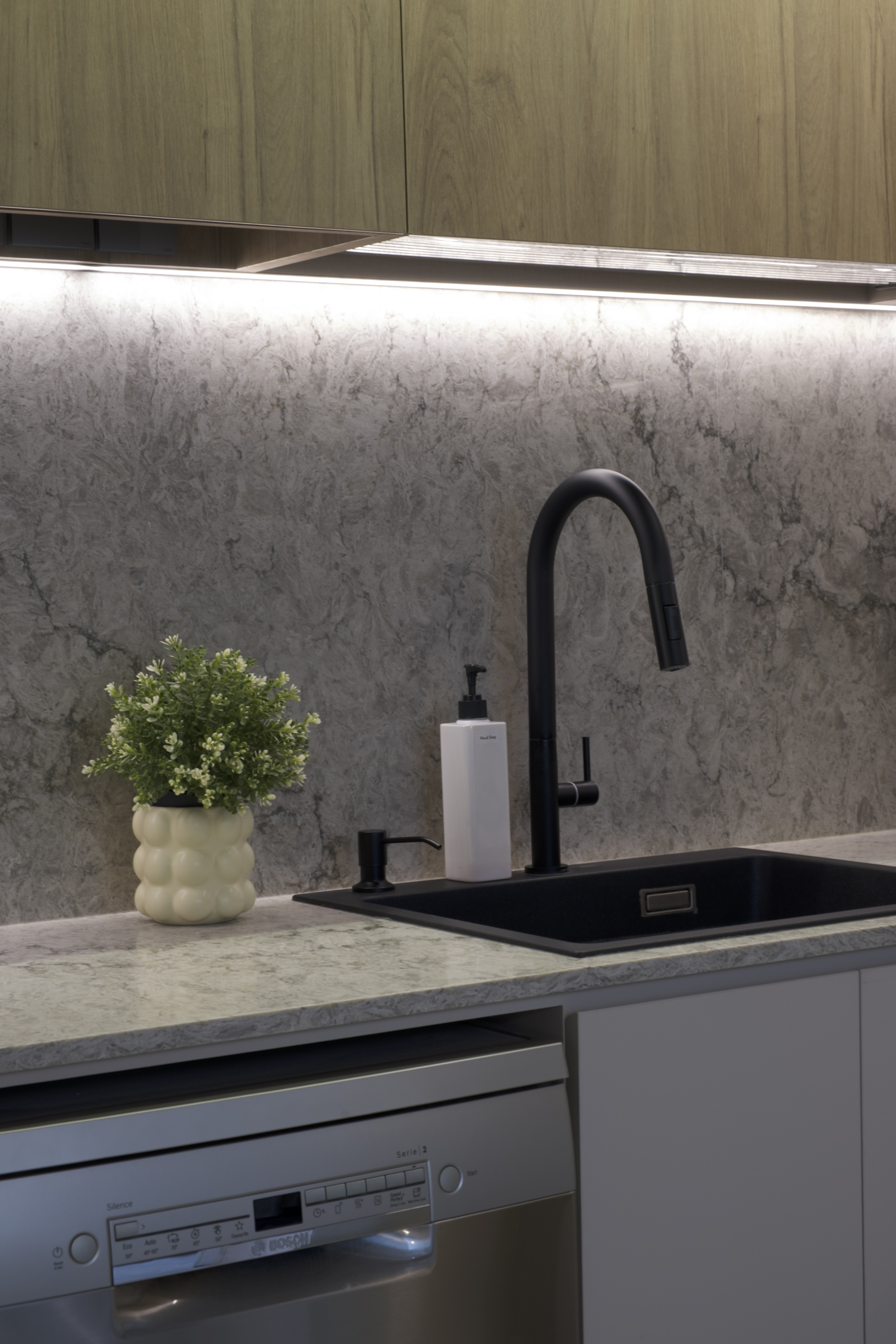 Sleek-Open-Concept-Kitchen:-Warm-Tones-with-Minimalist-Elegance