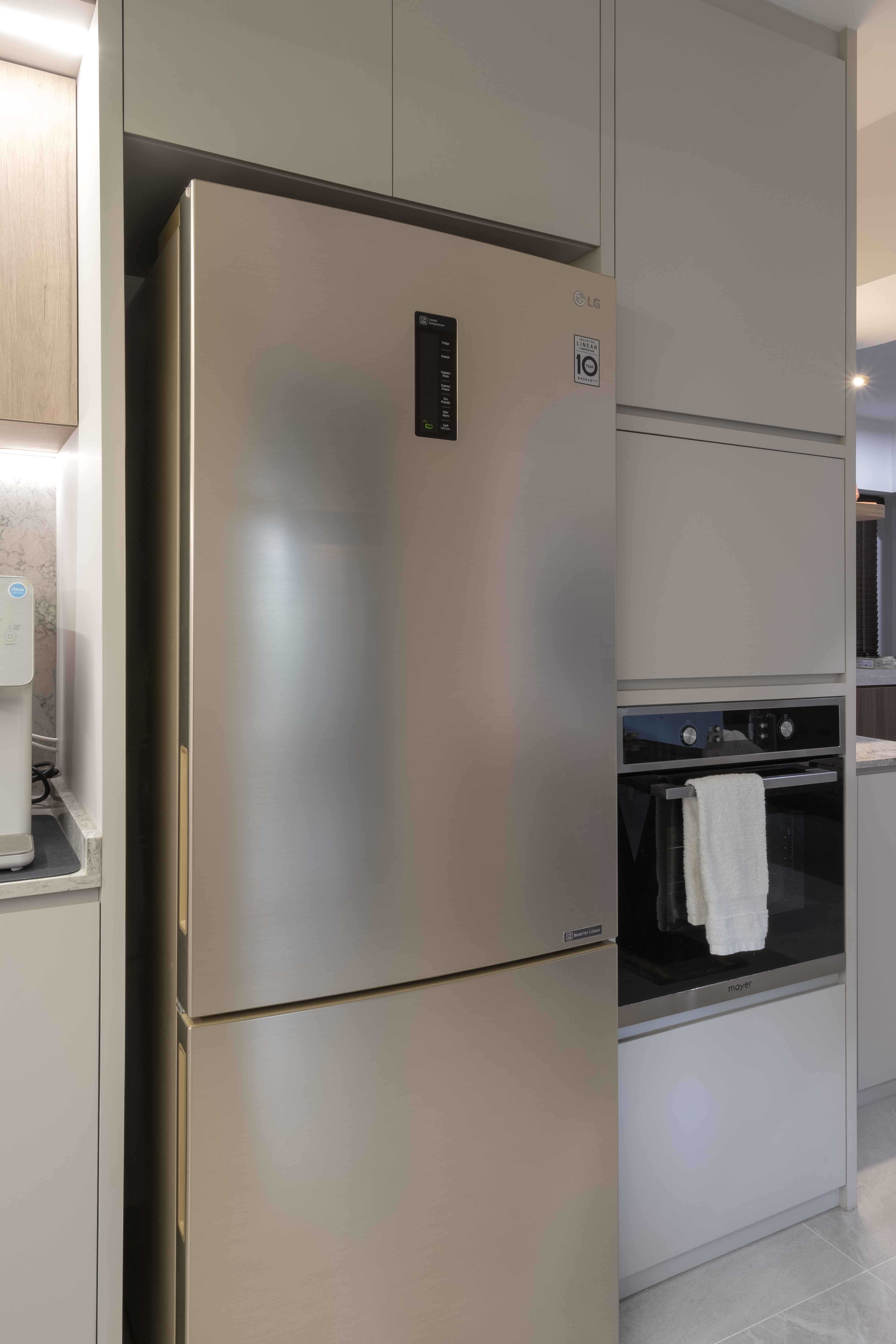 Sleek-Open-Concept-Kitchen:-Warm-Tones-with-Minimalist-Elegance