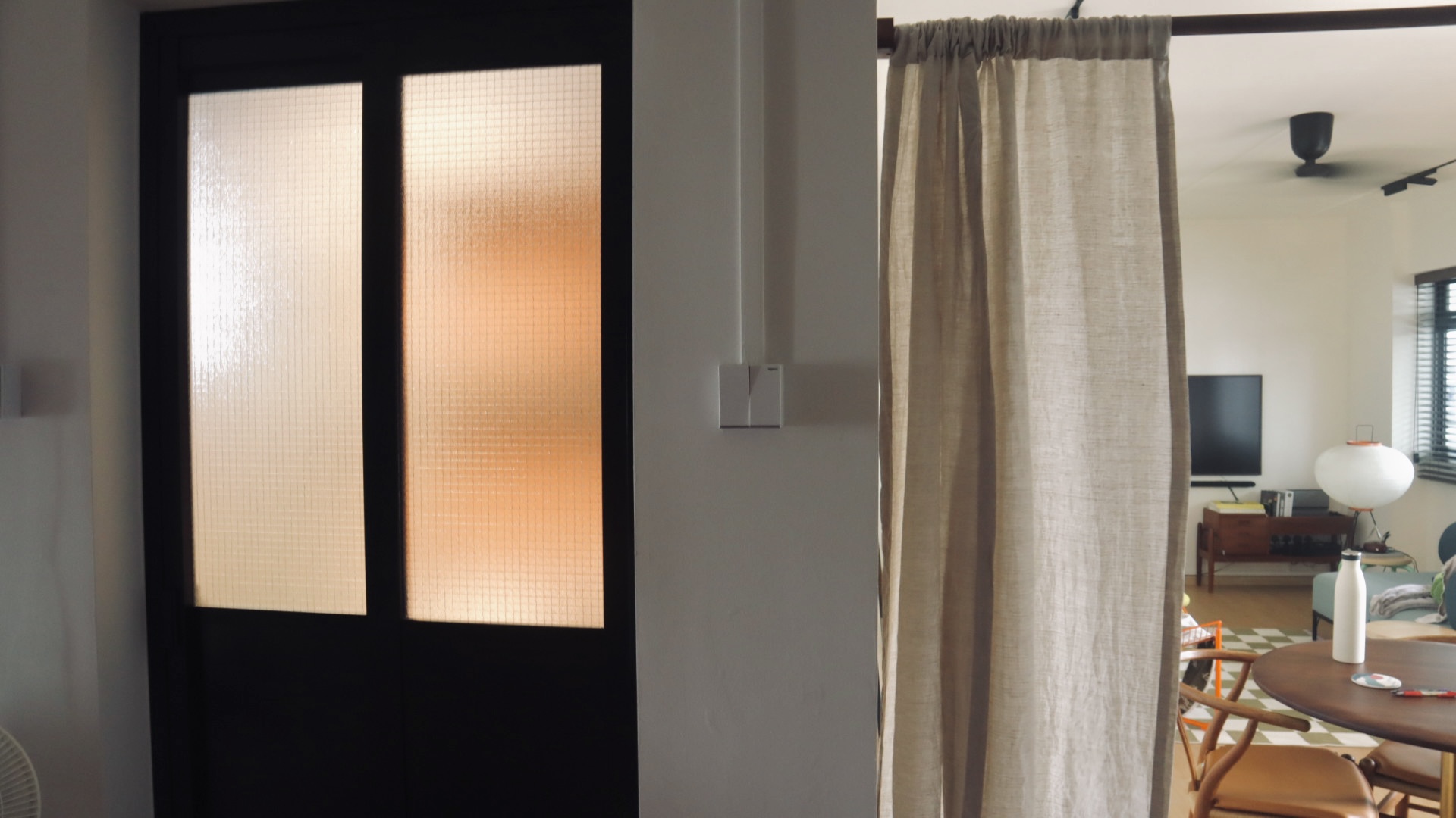 dual colour concepts of throne-worthy bathroom! - Glass door with frosted pattern, beige curtains, modern living room