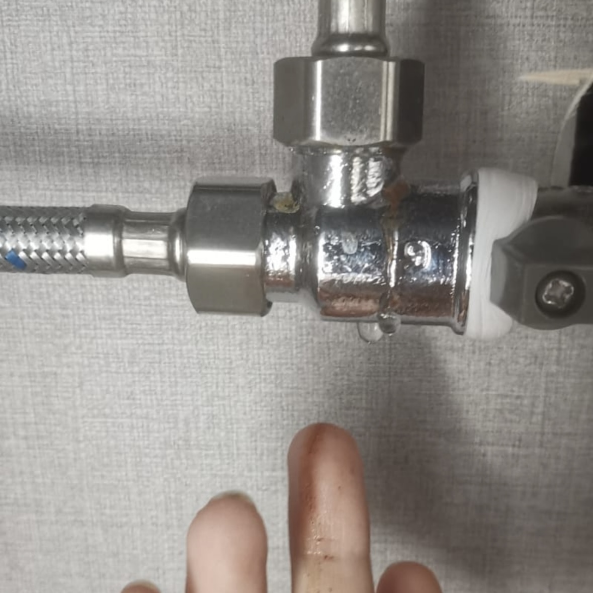Renovation regrets: things we could have chosen for easier upkeeping! - Metallic pipe, valve handle, threaded connection