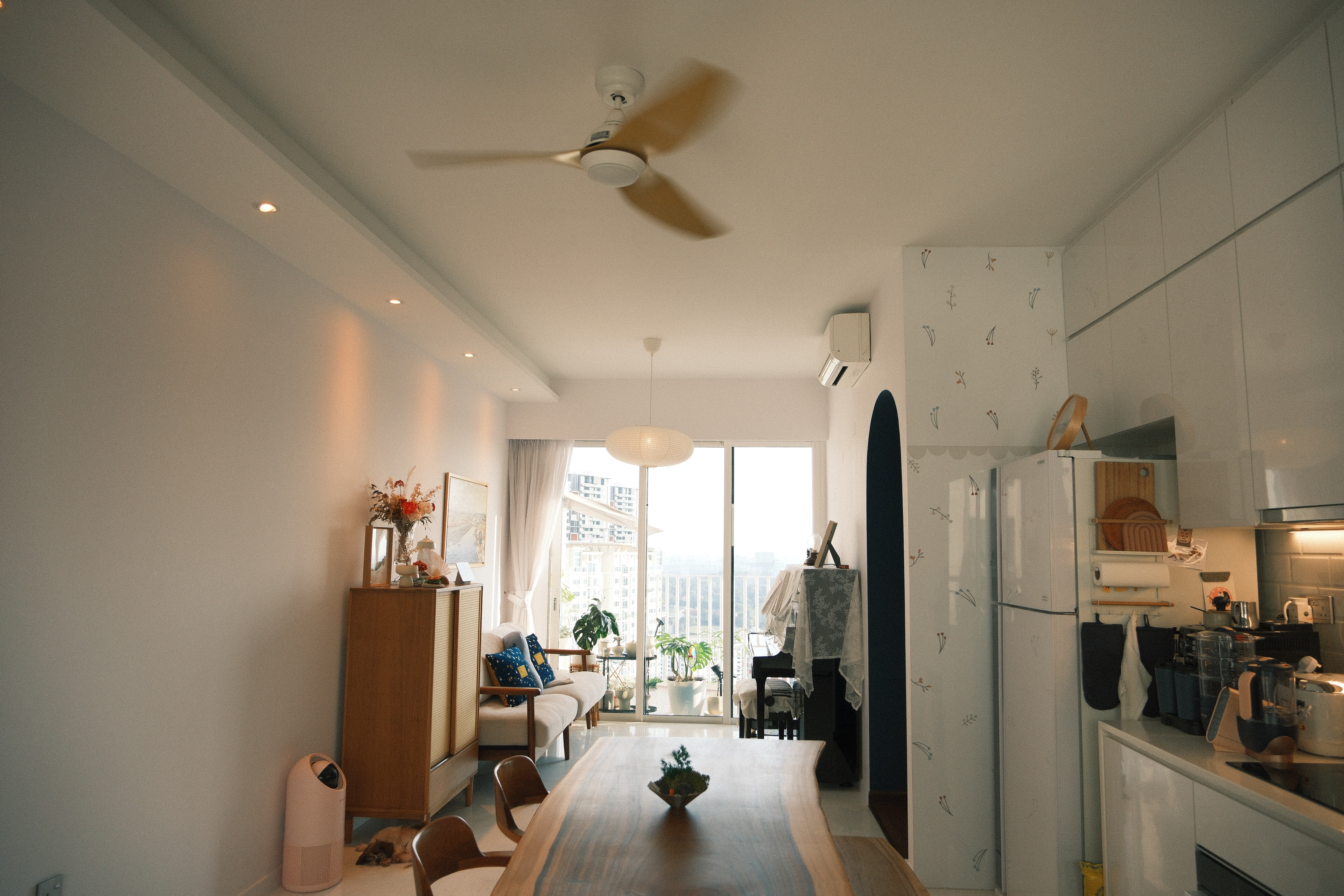 Minimalistic and modern open-concept kitchen for your everyday needs! - Modern living room with large windows, minimalist