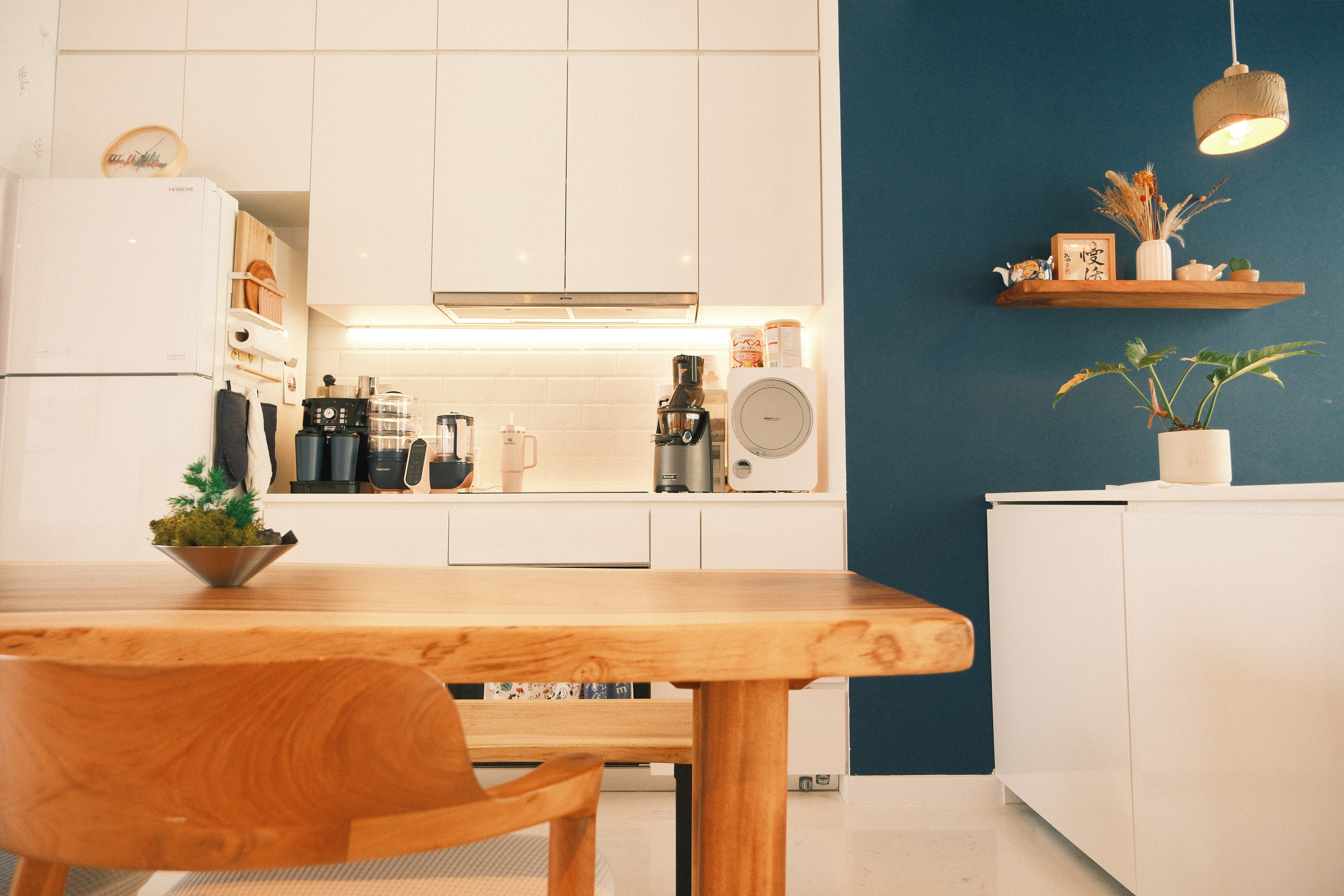 Minimalistic and modern open-concept kitchen for your everyday needs! - Wooden dining table, minimalist kitchen, modern