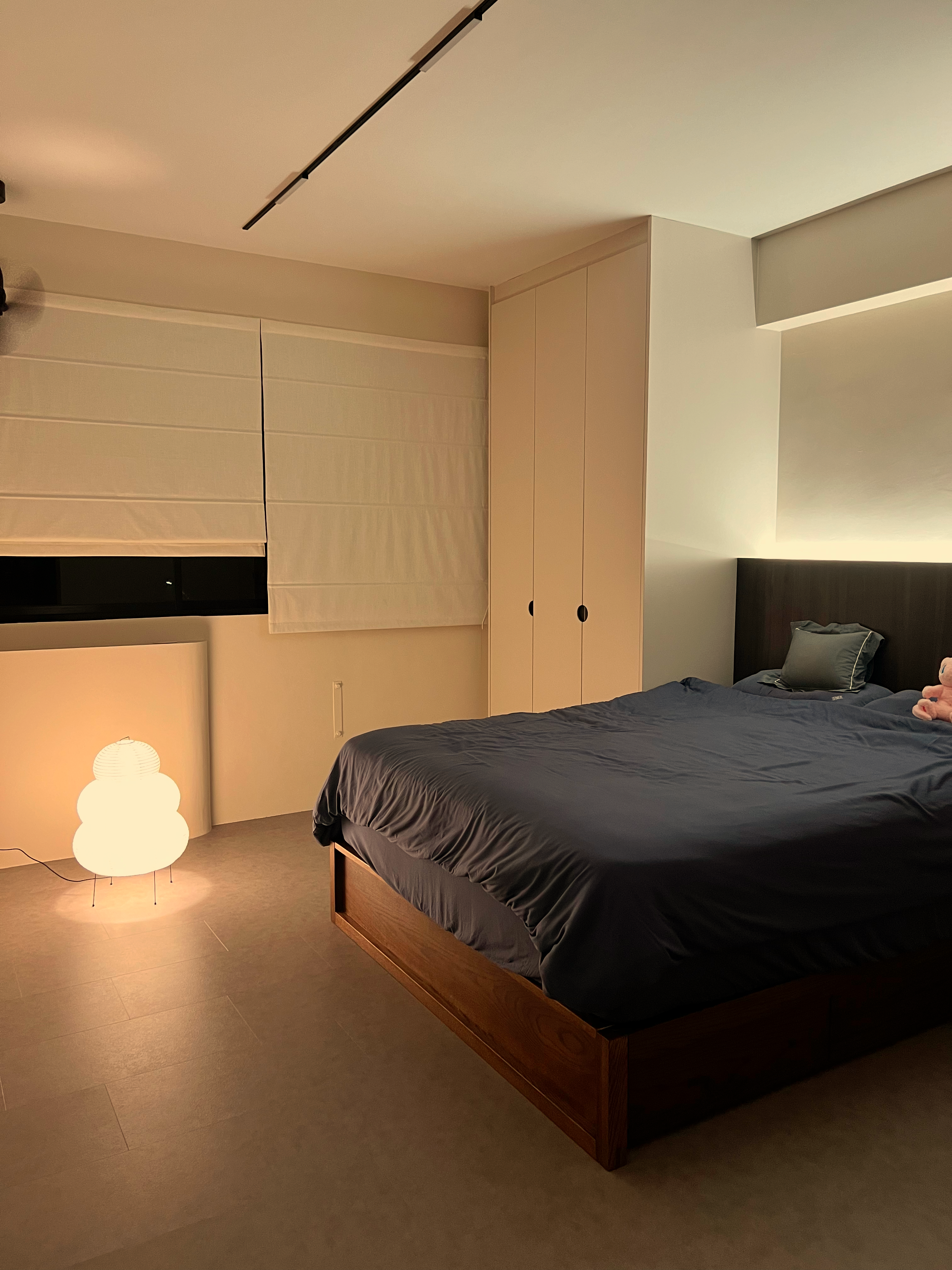 It’s-a-vibe-✨-2-monkeys-use-lights-to-create-different-ambiences-🙉🙊