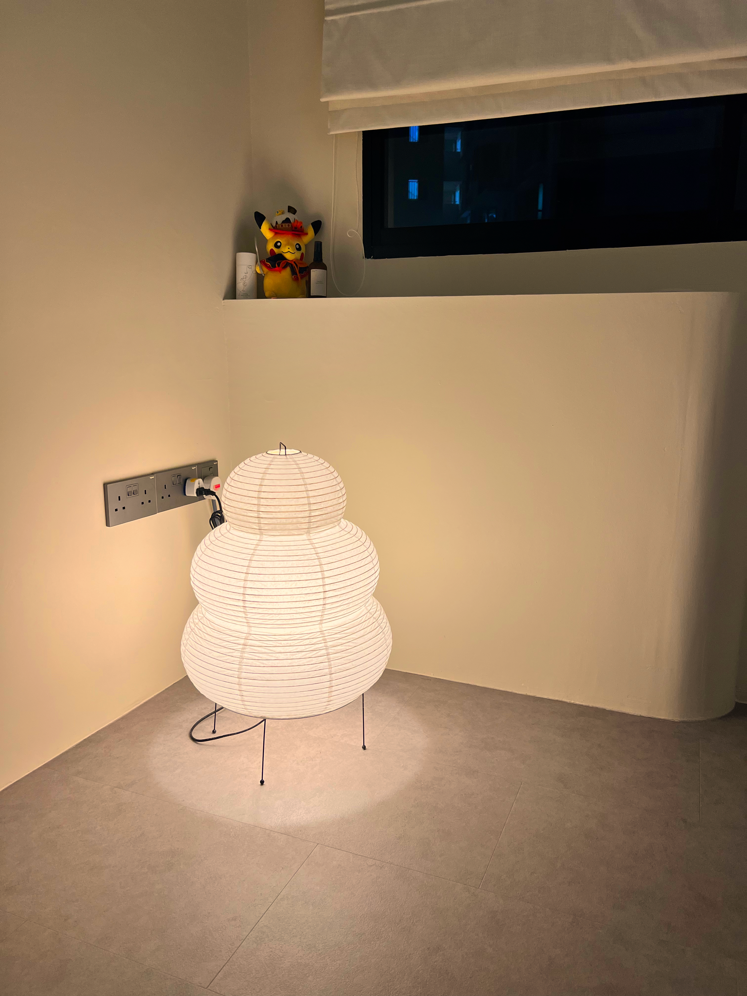 It’s a vibe ✨ 2 monkeys use lights to create different ambiences 🙉🙊 - White, modern, minimalist, room, cozy, soft lighting