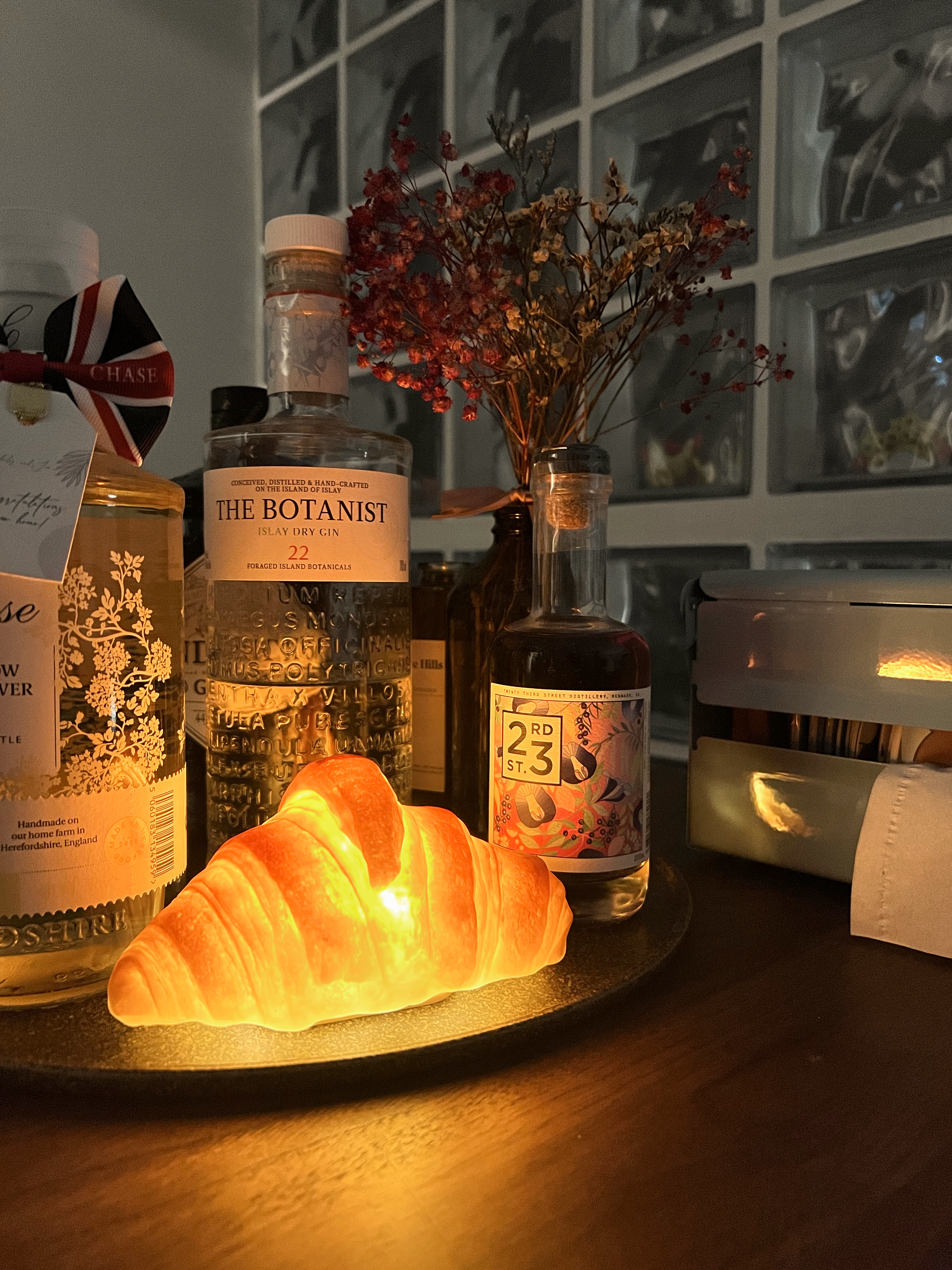 It’s a vibe ✨ 2 monkeys use lights to create different ambiences 🙉🙊 - Handcrafted gin, Islay dry, 22, Foraged Island