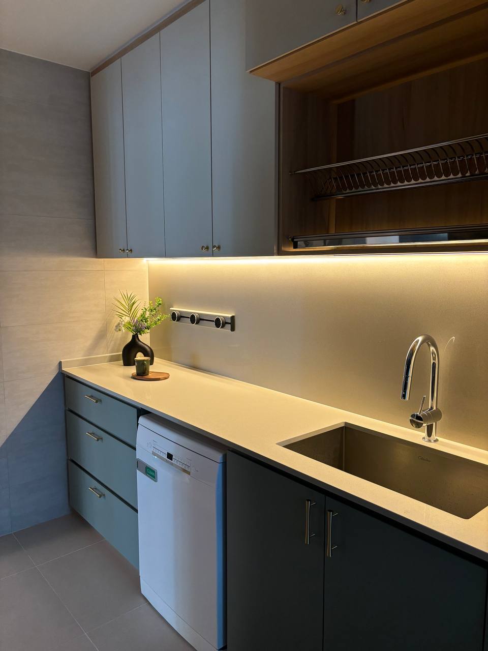 How we maximise countertop space in a fully equipped Green Kitchen - Modern kitchen with sleek cabinets, under-cabinet