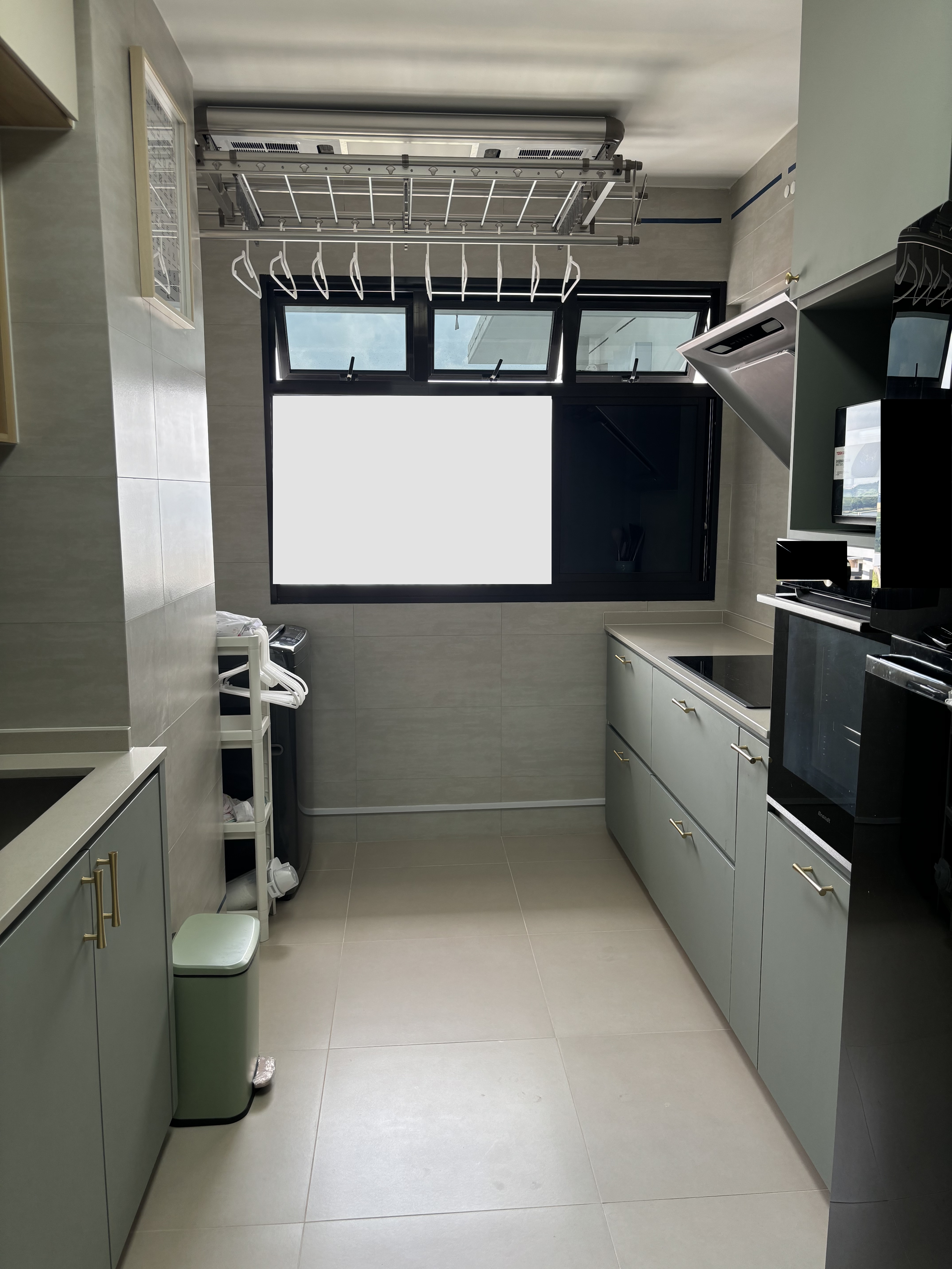 How we maximise countertop space in a fully equipped Green Kitchen - Modern kitchen with gray cabinets, stainless steel