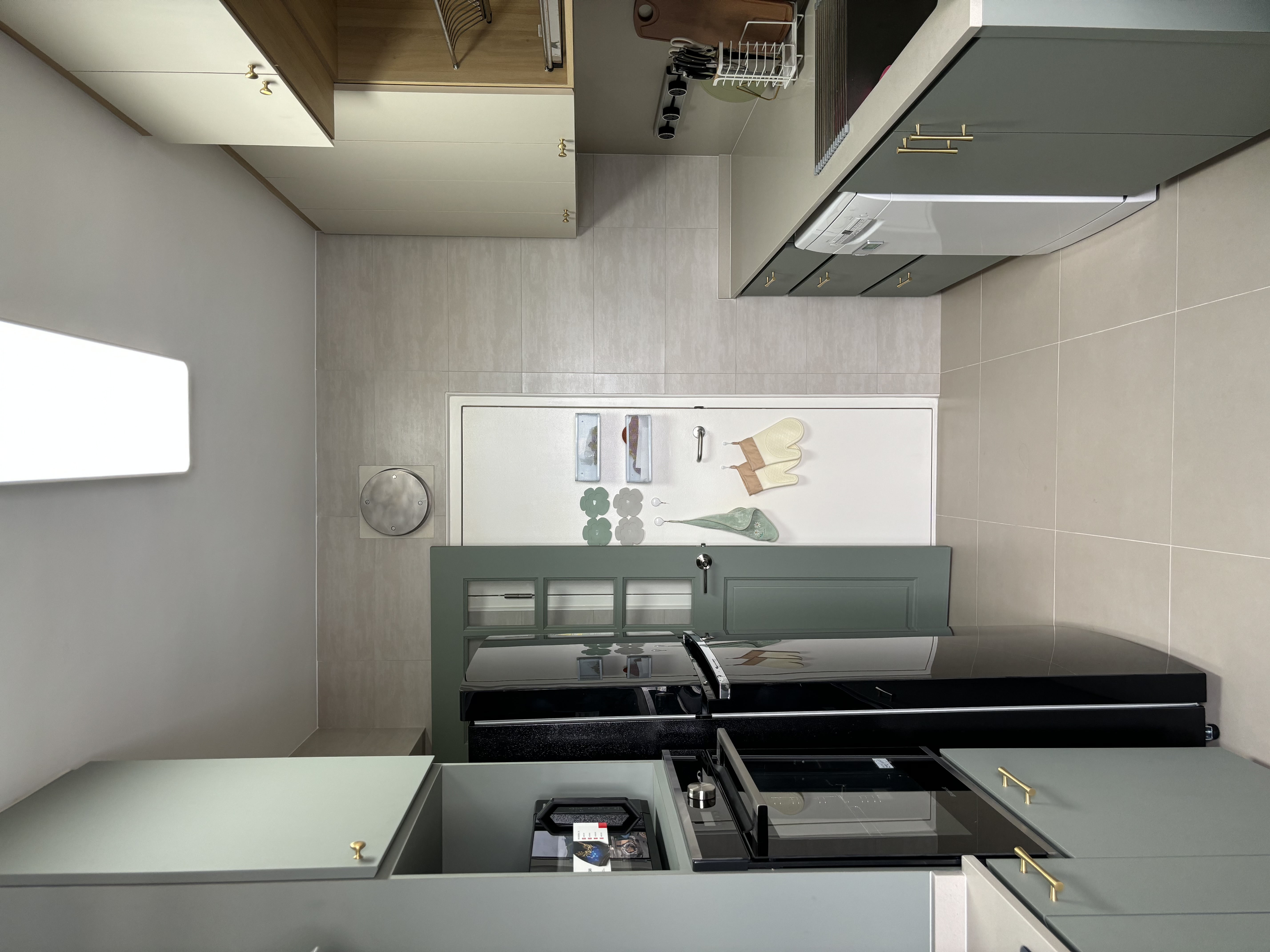 How we maximise countertop space in a fully equipped Green Kitchen - Modern kitchen with sleek design, minimalist decor