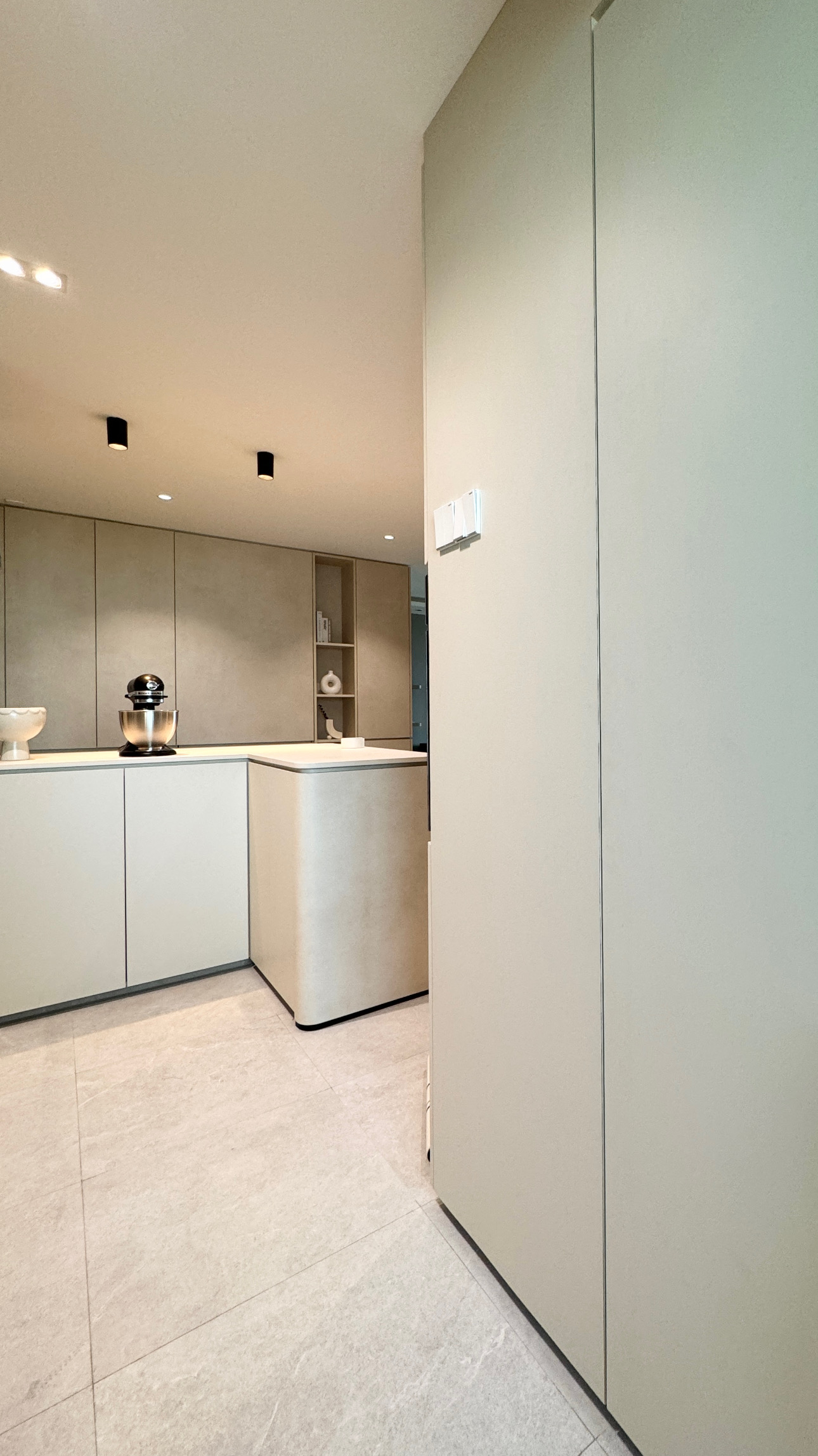 🏠✨Effortless Organization: Tips to Maximize Space and Create Flow - Modern kitchen with sleek cabinets, minimalist design