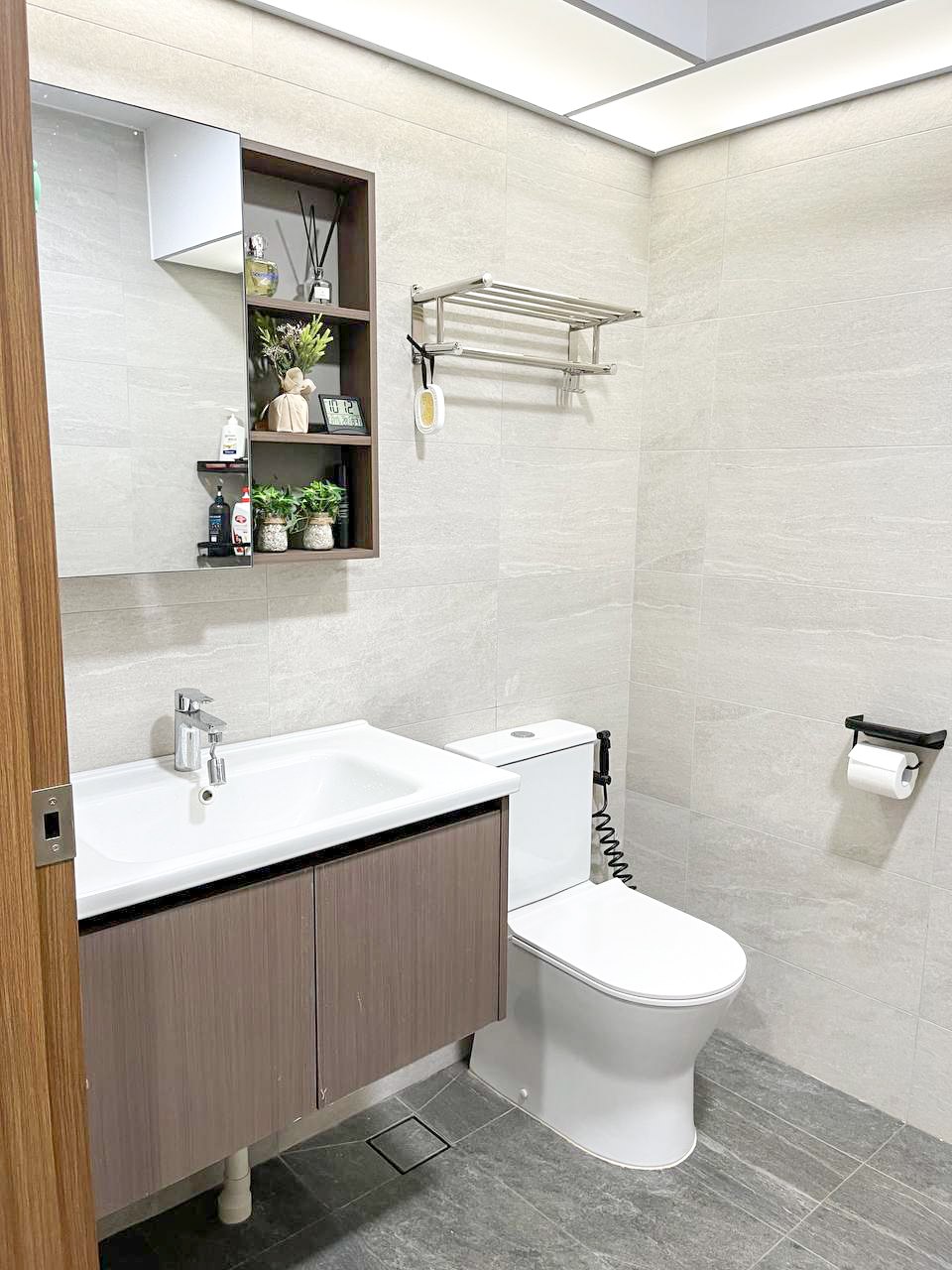 Simple-and-Calm-Minimalist-Toilet