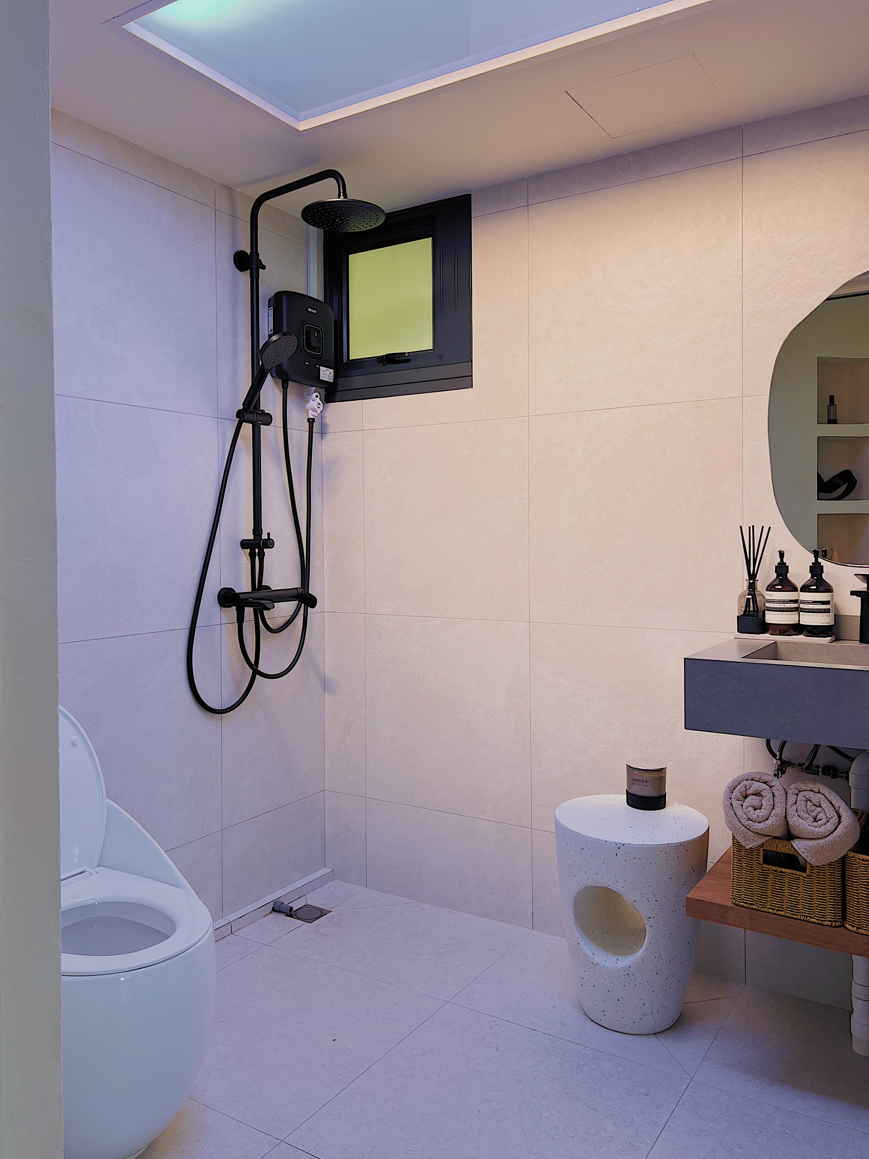 Sunrise or Sunset? Your choice in our Bathroom! - Modern bathroom with sleek design, beige tiles, black showerhead, white