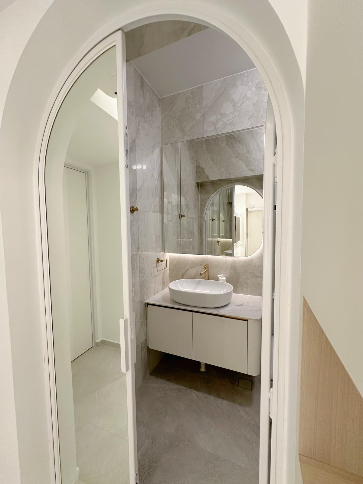 Master bath: Recreating the luxe hotel experience (w a hidden feature) - Modern bathroom with sleek design, white marble