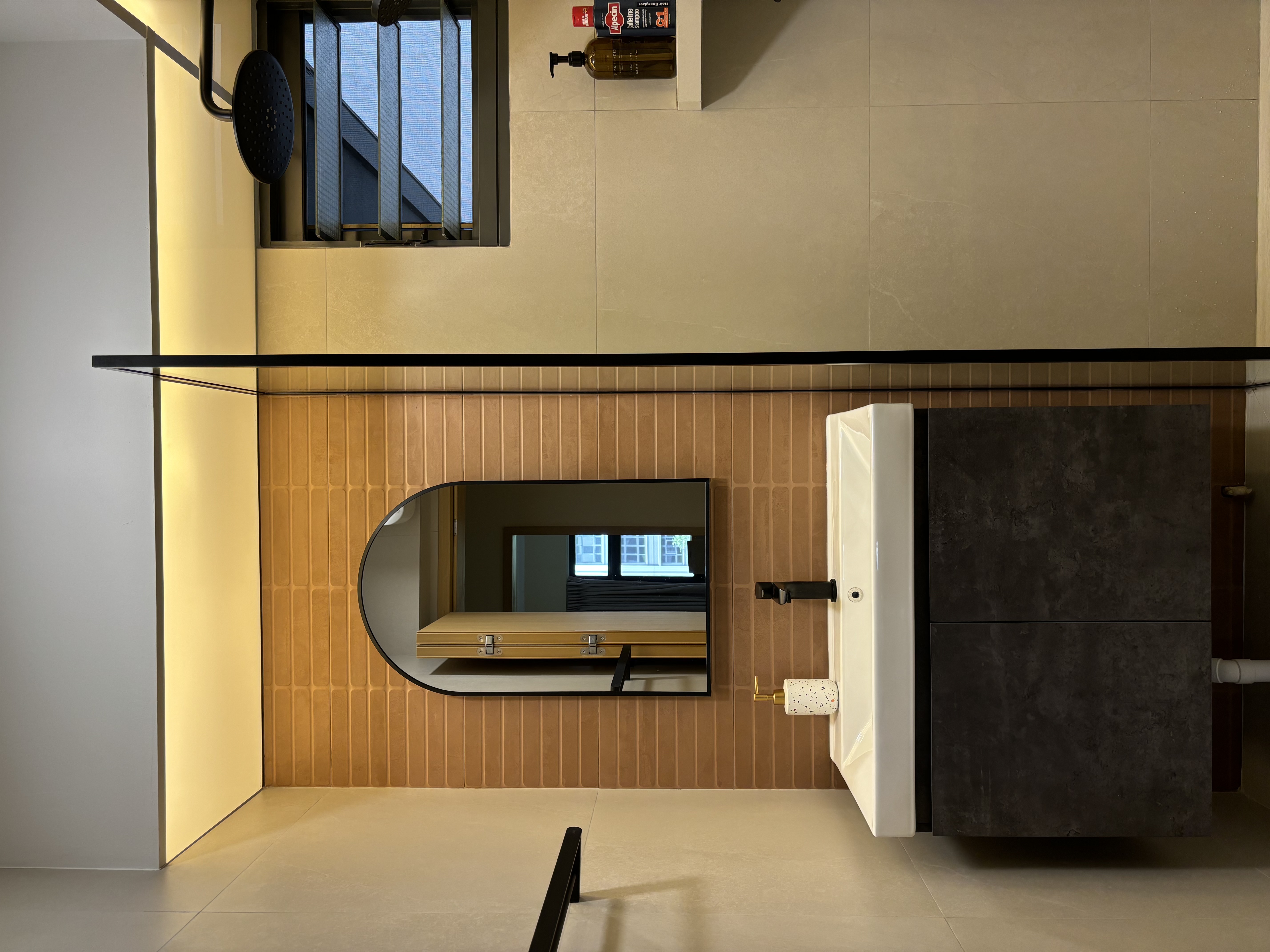 Best-of-both-worlds:-2-differently-styled-bathrooms