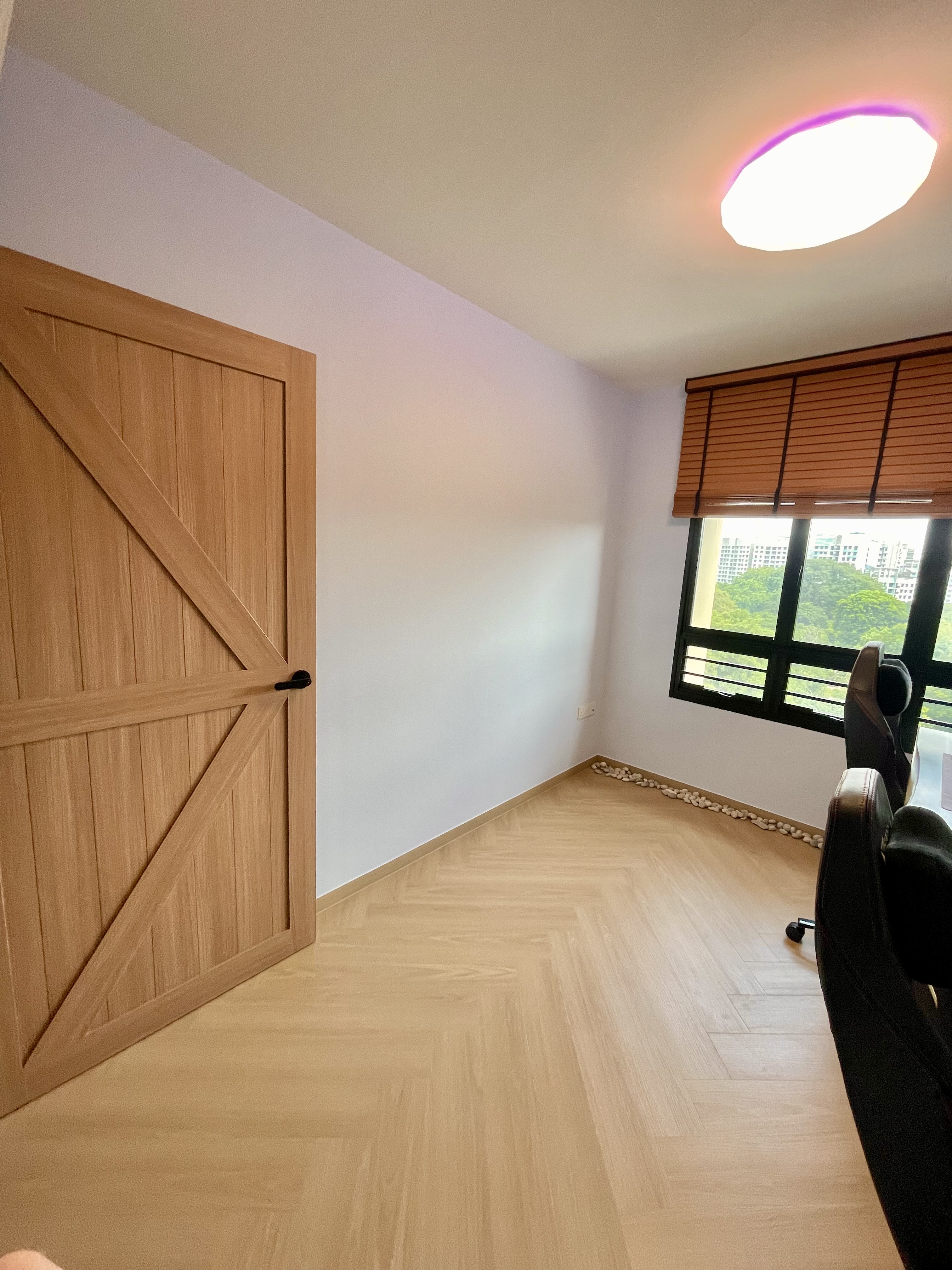Our-Minimalist-Sunlit-Workspace:-Motorized-Venetian-Blinds-&-Greenery