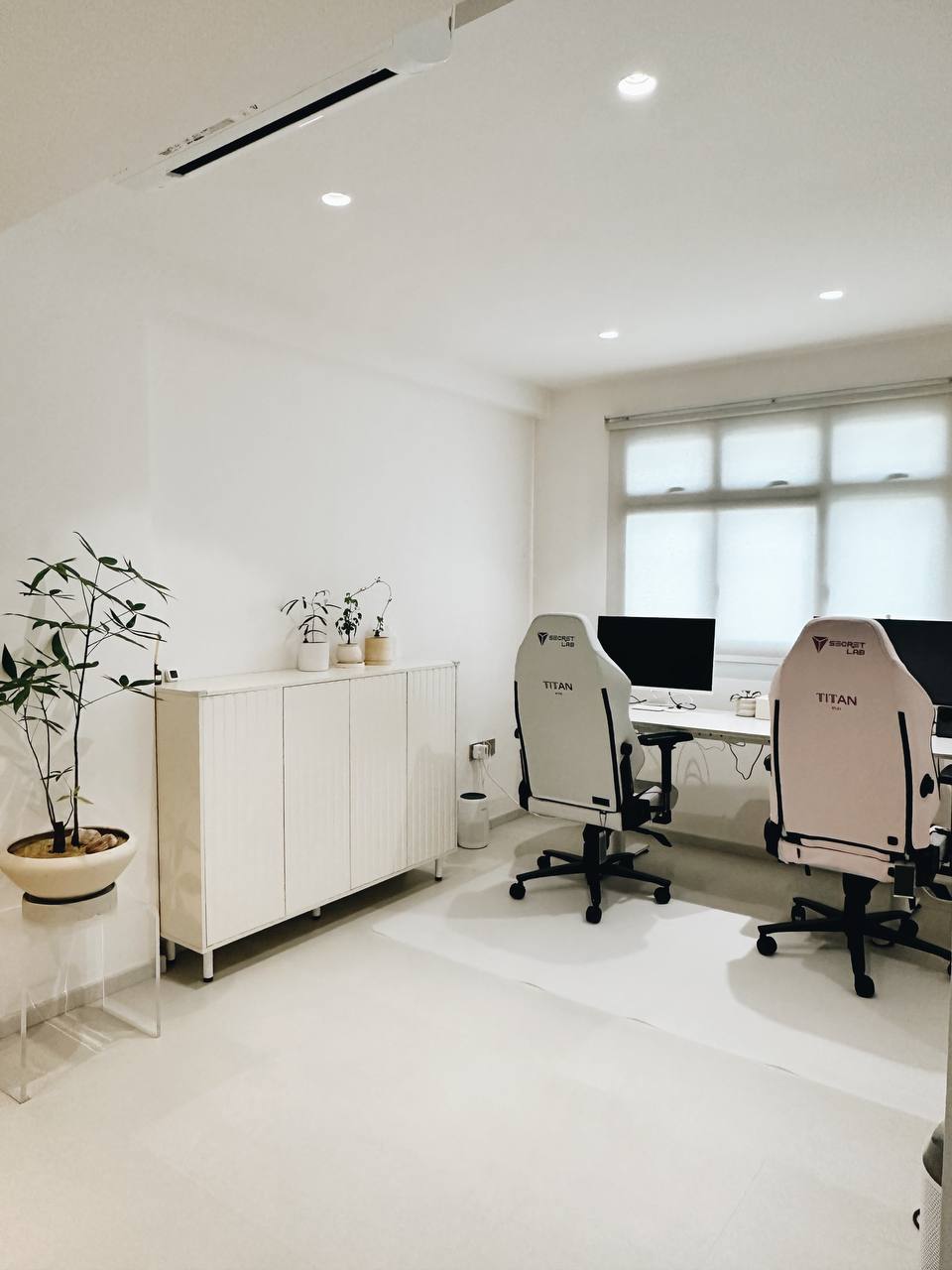 Our Home Office: An arch in our wall (Semi-open concept room) - White modern office space, minimalist design, sleek