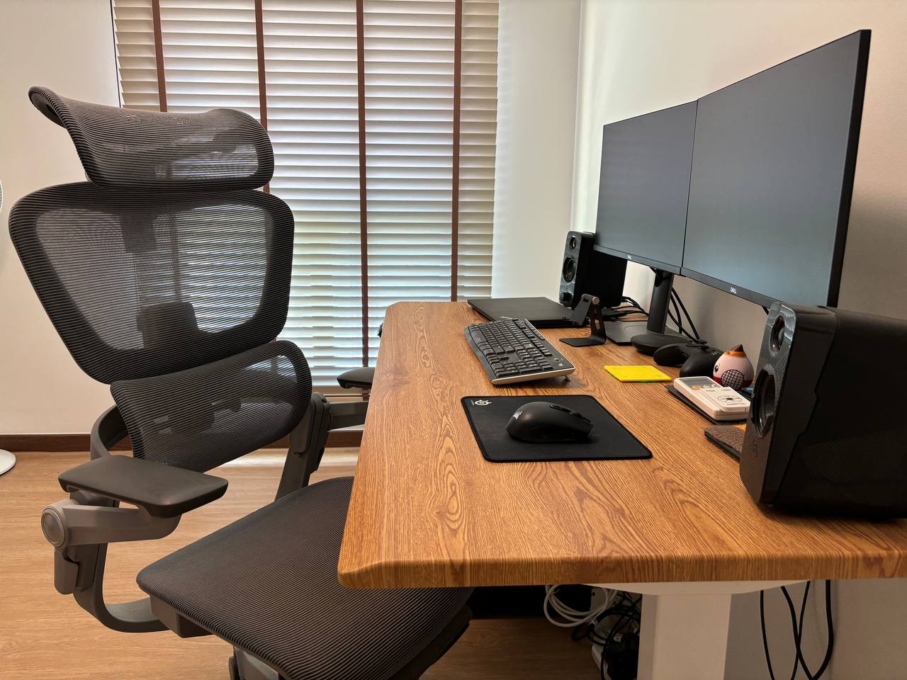 Half-glass-Workspace-with-zero-built-ins