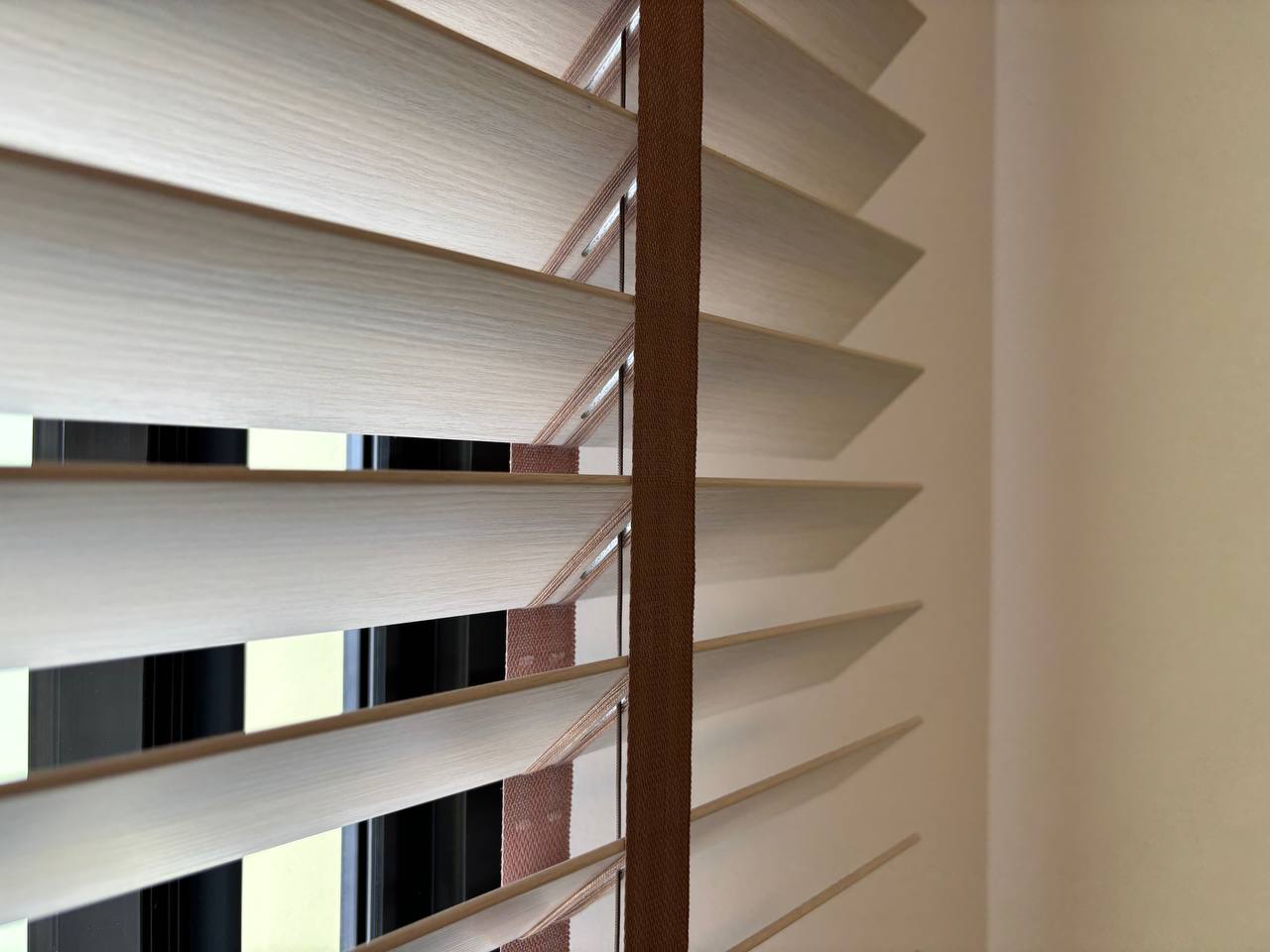 Half-glass-Workspace-with-zero-built-ins