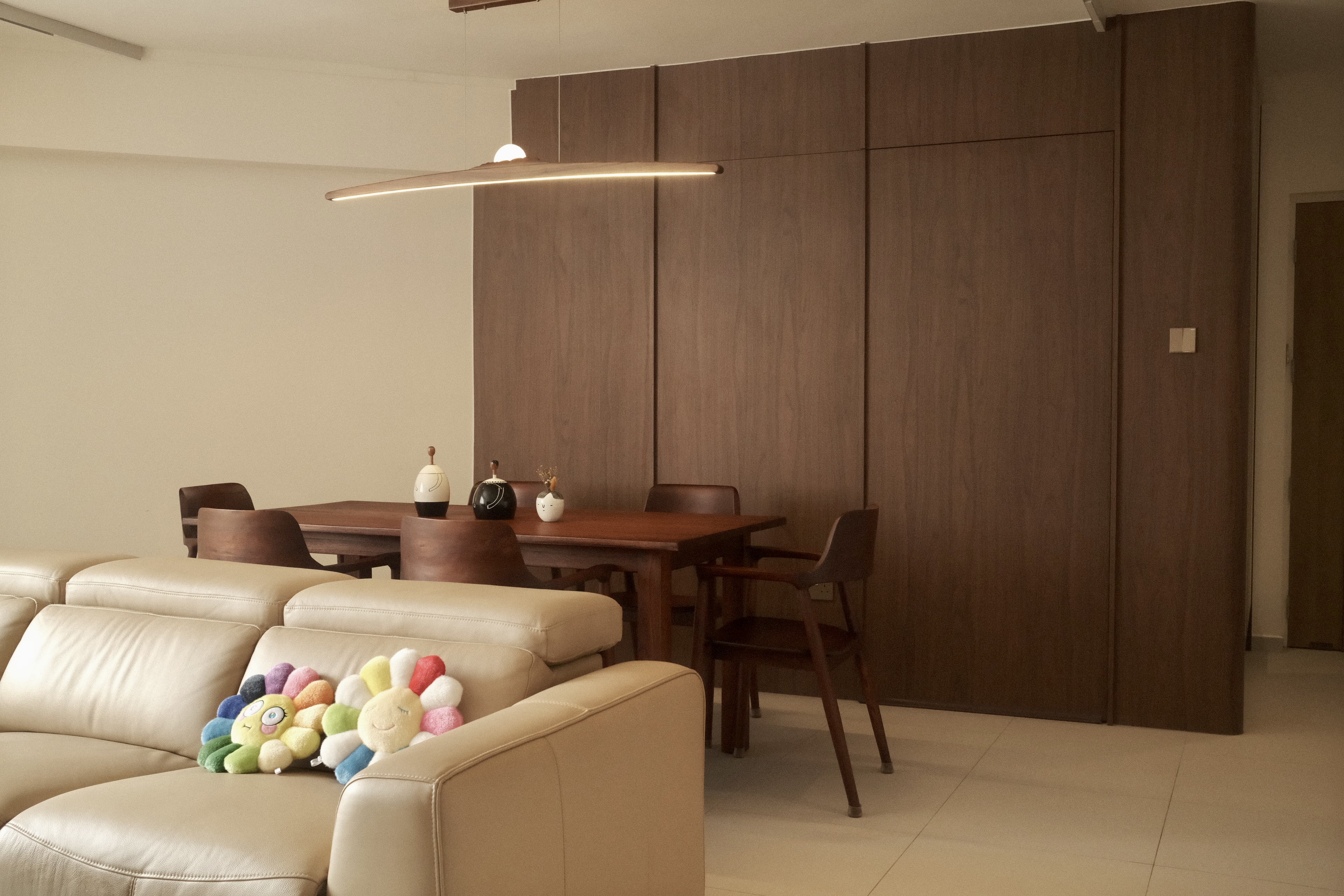 What we've learnt about hosting - modern living room, minimalist design, cozy seating, beige leather couch, dining area