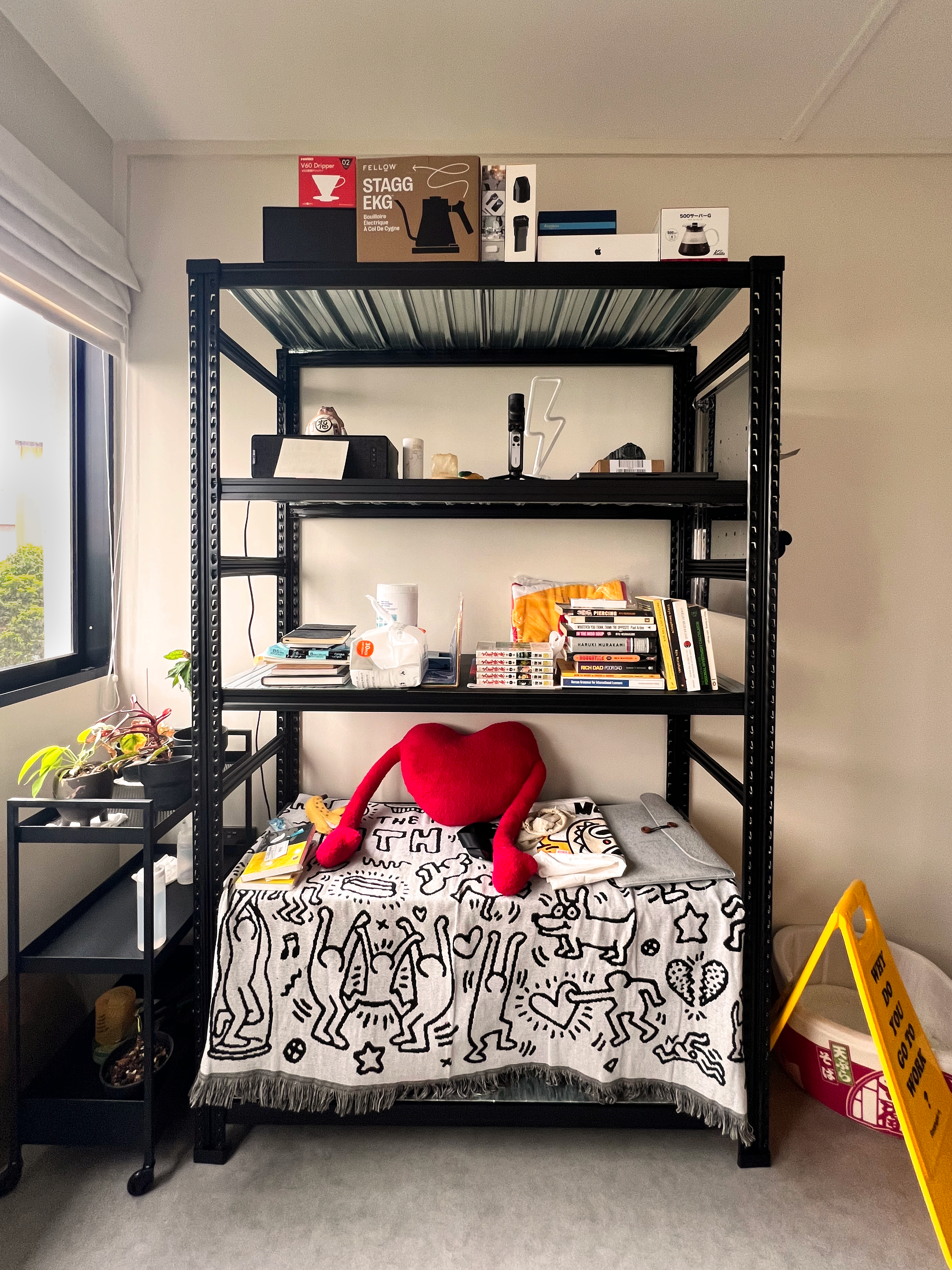 Organising a functional and aesthetic shelf for 2 monkeys 🙉🙊 - black metal shelving unit, black and white blanket, red