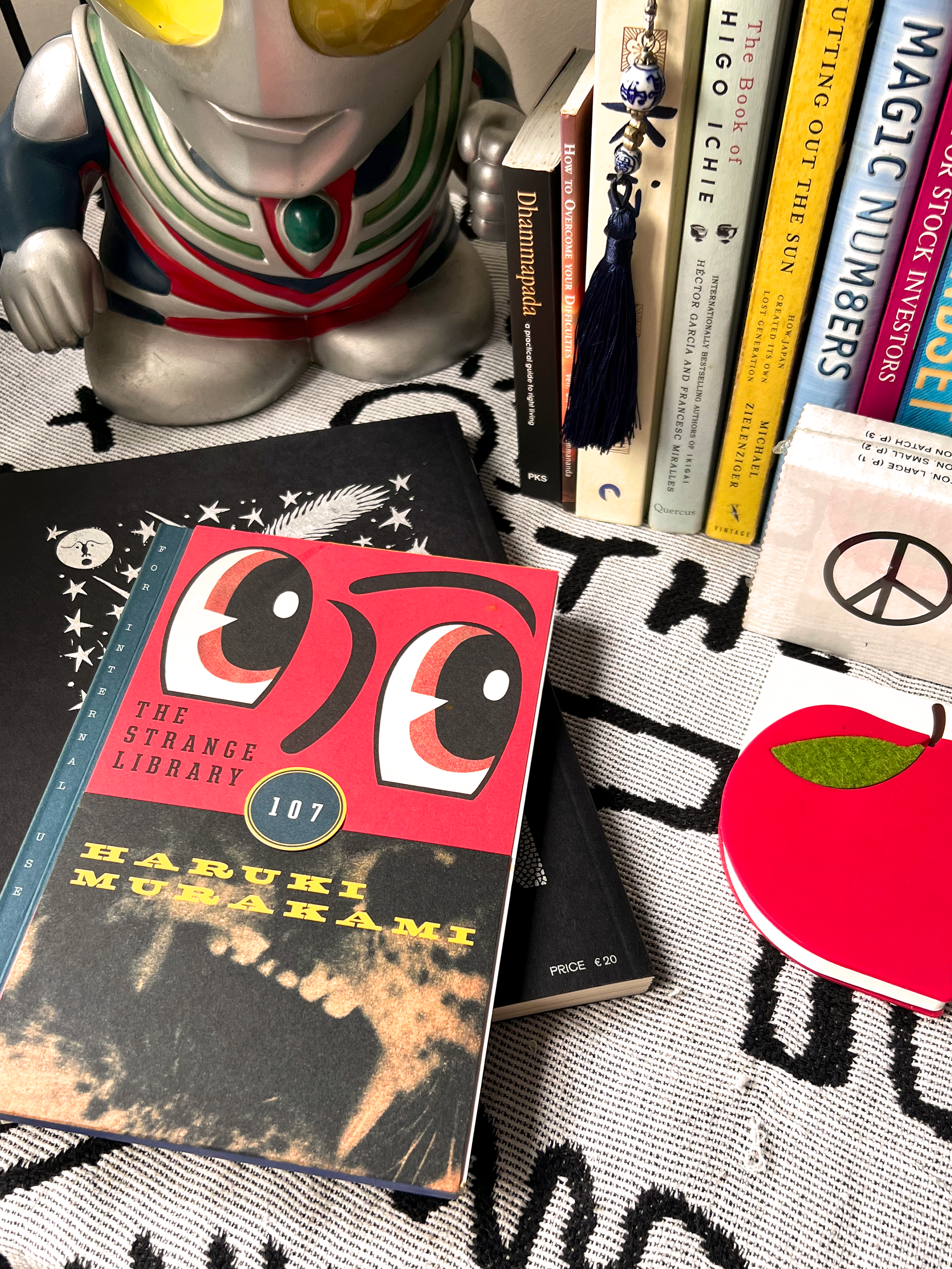 Organising a functional and aesthetic shelf for 2 monkeys 🙉🙊 - Retro-futuristic robot figurine beside a collection of