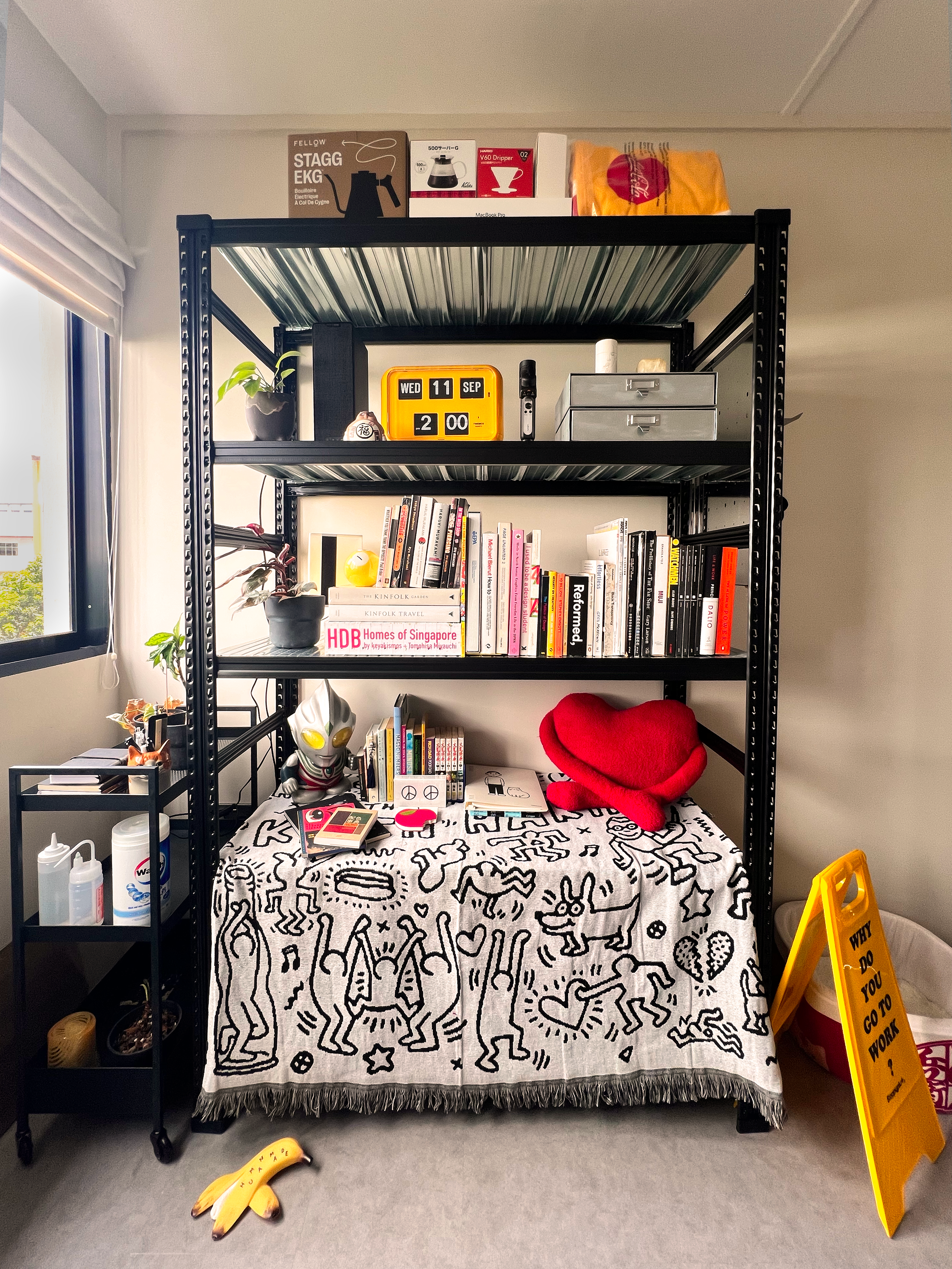 Organising a functional and aesthetic shelf for 2 monkeys 🙉🙊 - black metal shelving unit, black and white blanket, red
