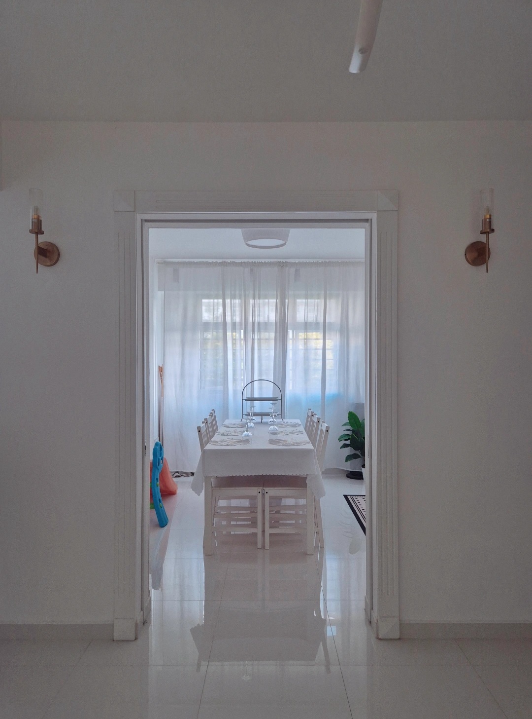 Aesthetics by punggoHField - White dining room, minimalist design, bright ambiance, large table, white tablecloth, elegant