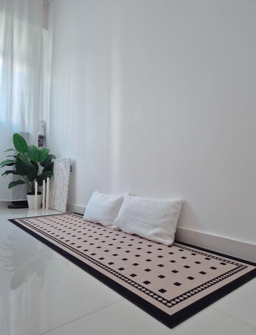 Aesthetics by punggoHField - White minimalist room, modern decor, cozy corner, light-colored walls, large potted plant