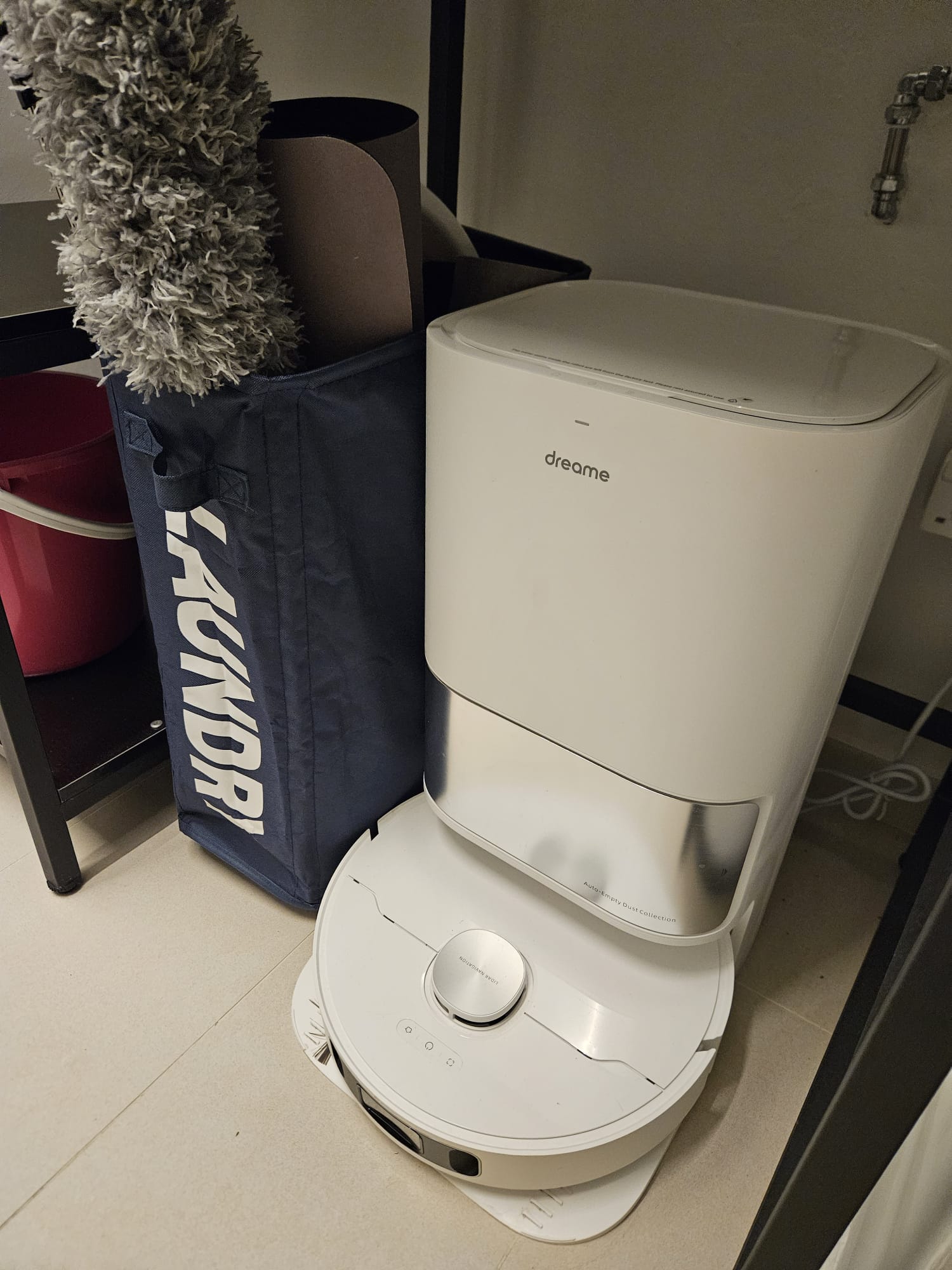 Minimalist Service Yard with Zero Built-in - Dedicated laundry robot, sleek design, white and blue color scheme, advanced