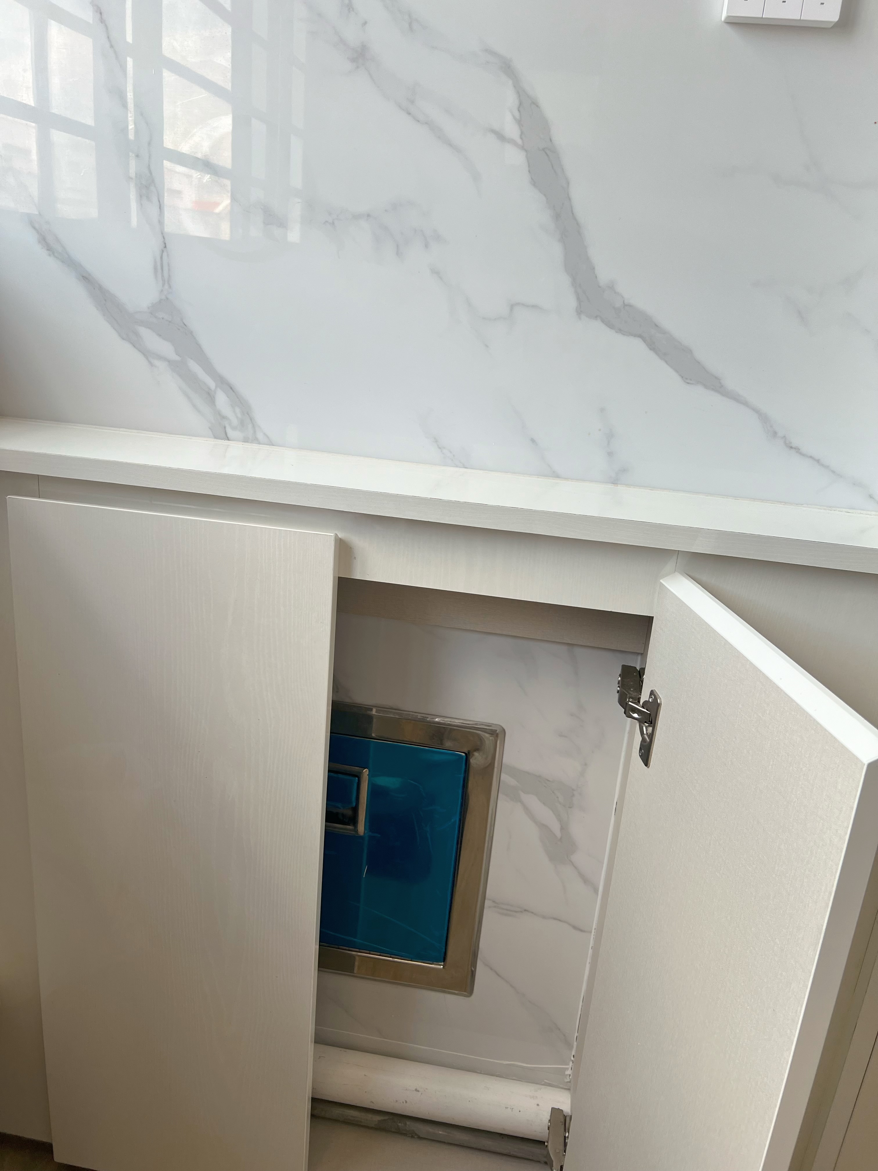 An Unconventional take on a HDB Jumbo Service Yard perhaps? - White marble countertop, modern kitchen cabinets, minimalist