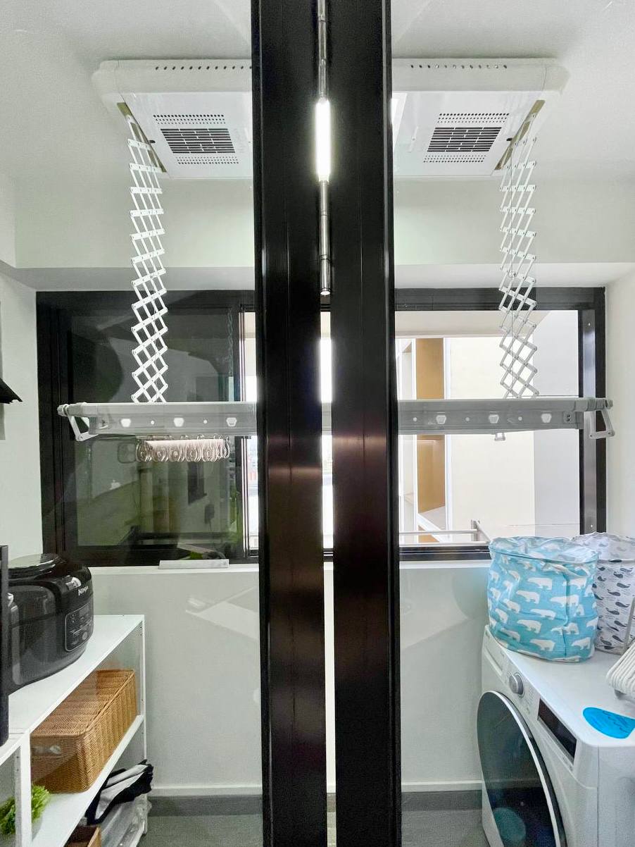 Our Service Yard: Kitchen extension with no built-in!  - Miniature laundry room, modern design, dual hanging laundry rack