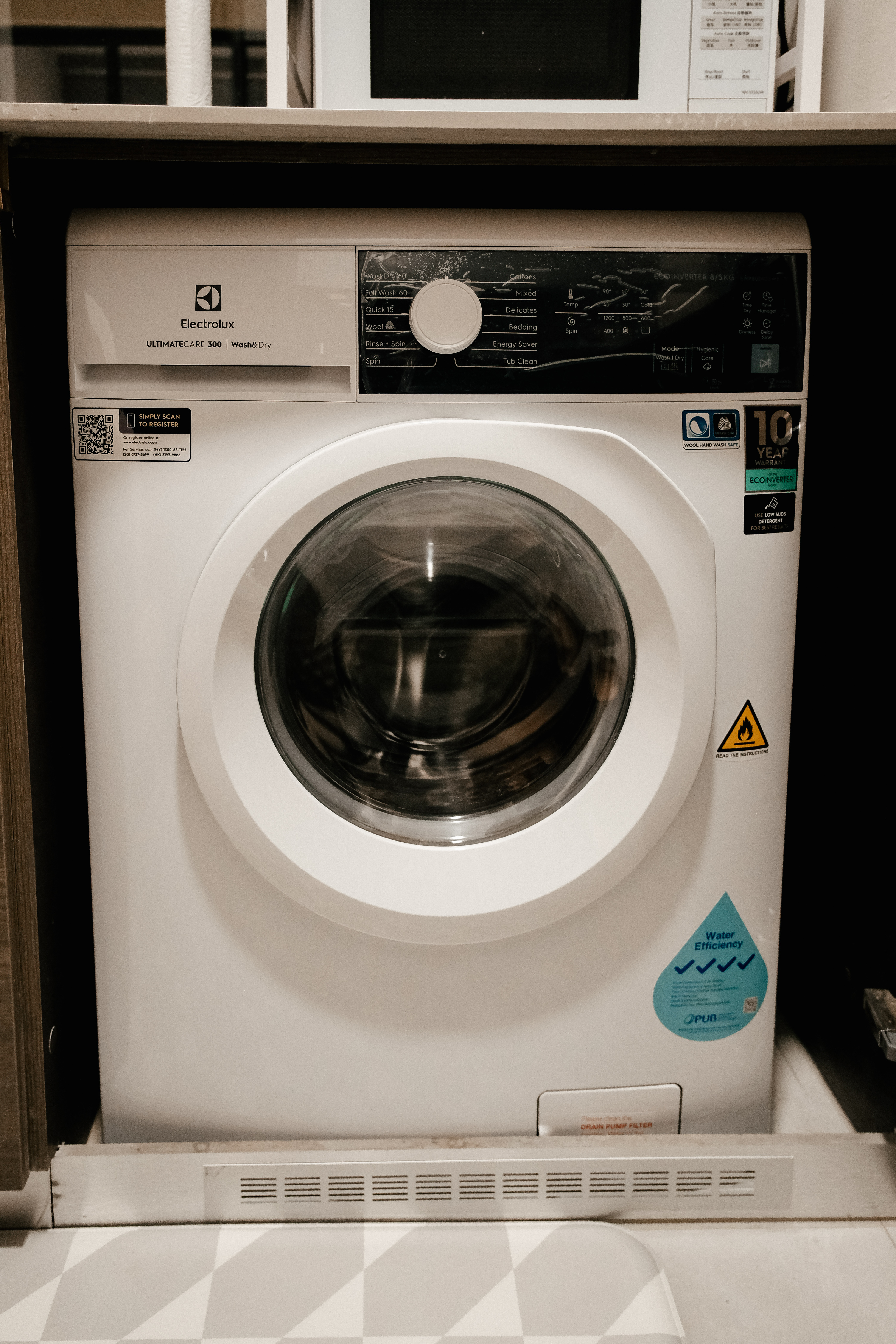 The ultimate space-saving solution in our minimalist rental apartment! - Electric Lux Ultimate Care 300 wash & dry, Smart