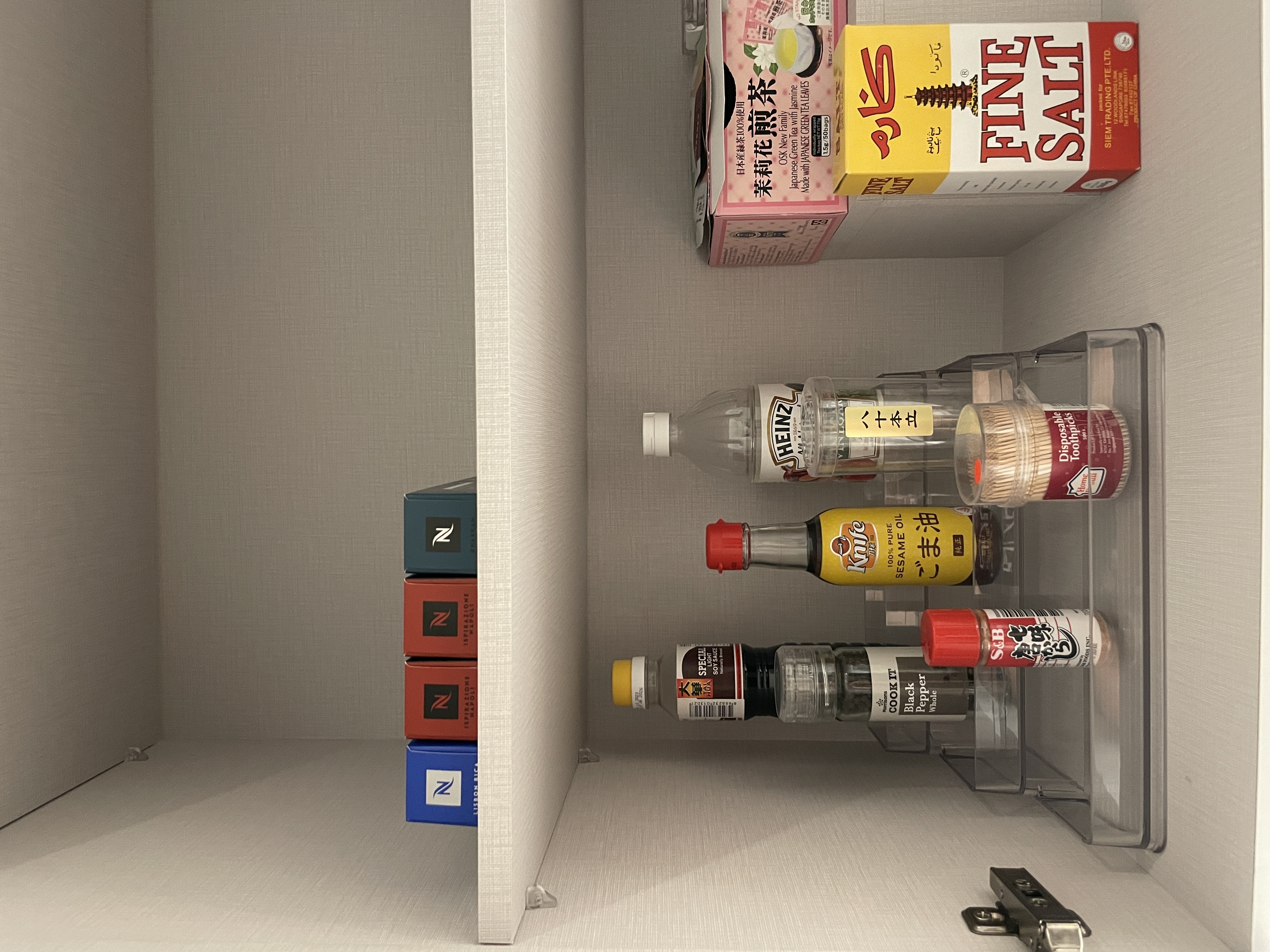 Kitchen Organization: Organize A Minimalist Full-White Kitchen - Organization and neatness in a kitchen drawer, Variety of