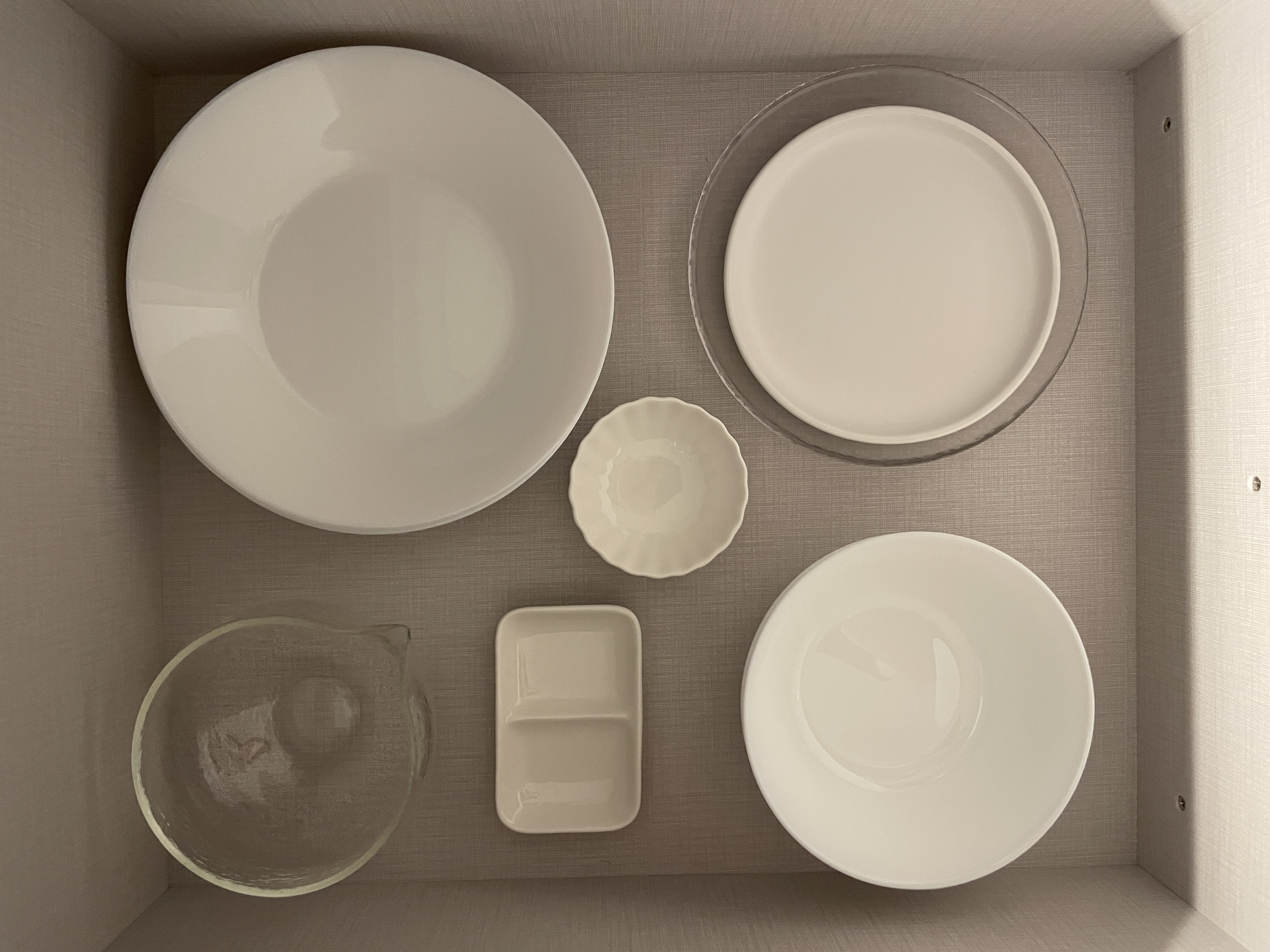 Kitchen Organization: Organize A Minimalist Full-White Kitchen - White ceramic plates, minimalist design, empty plates