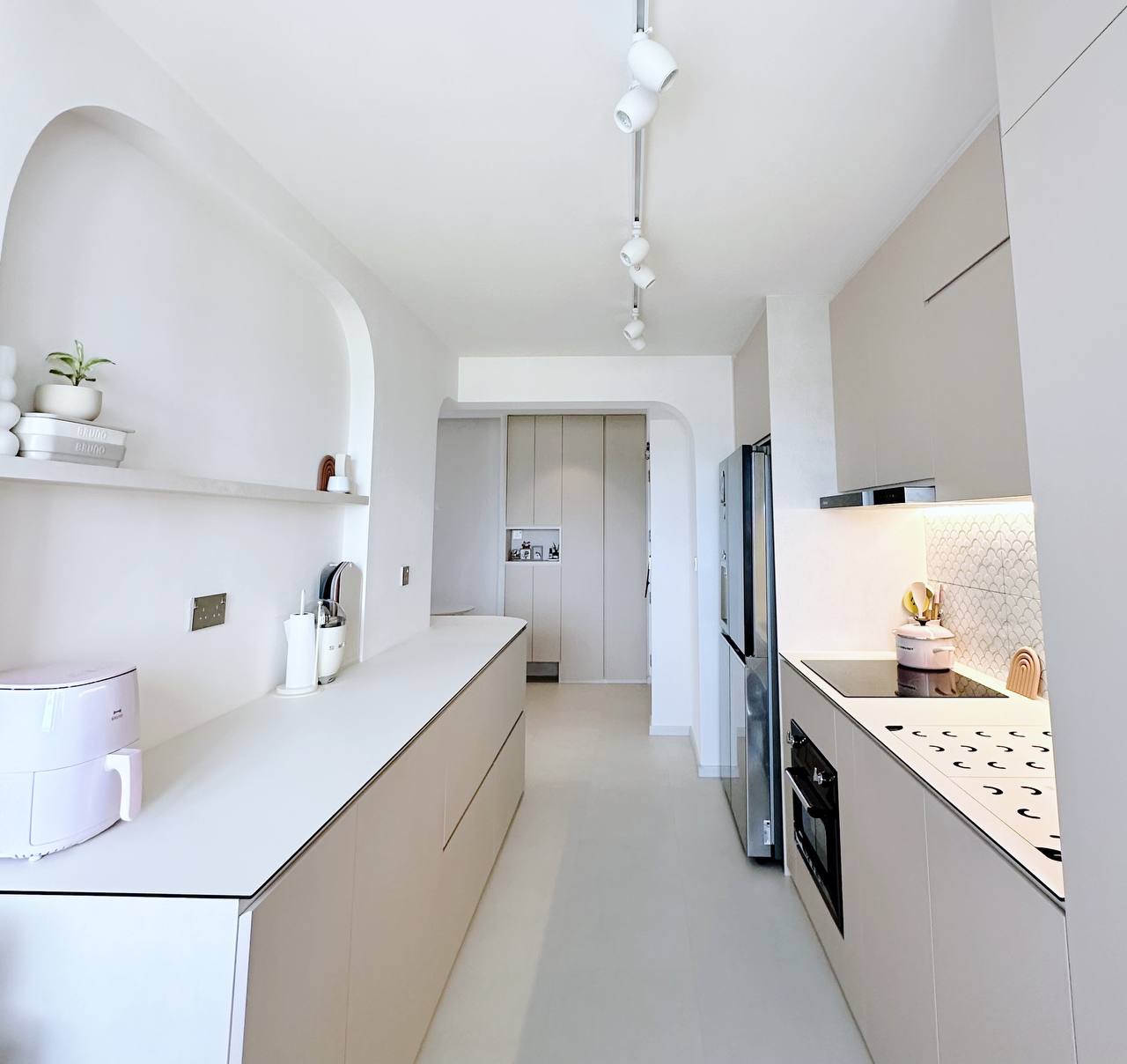 Our Kitchen Organization Tip: Hide the clutter!  - White modern kitchen with minimalist design, built-in appliances, sleek