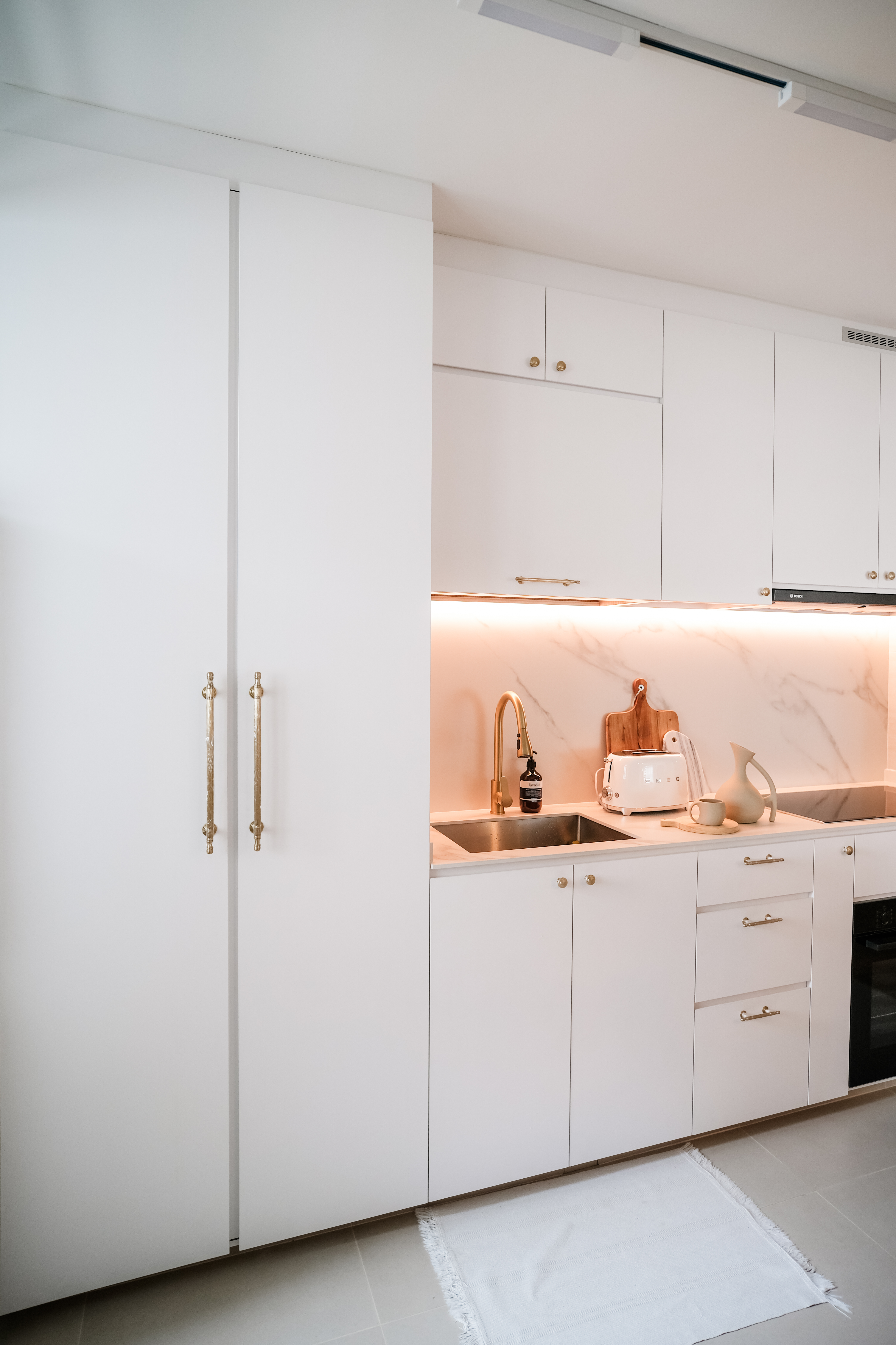 Effortless Kitchen Organization : Keep It Clean and Clutter-Free - White kitchen cabinets, minimalist design, modern kitchen