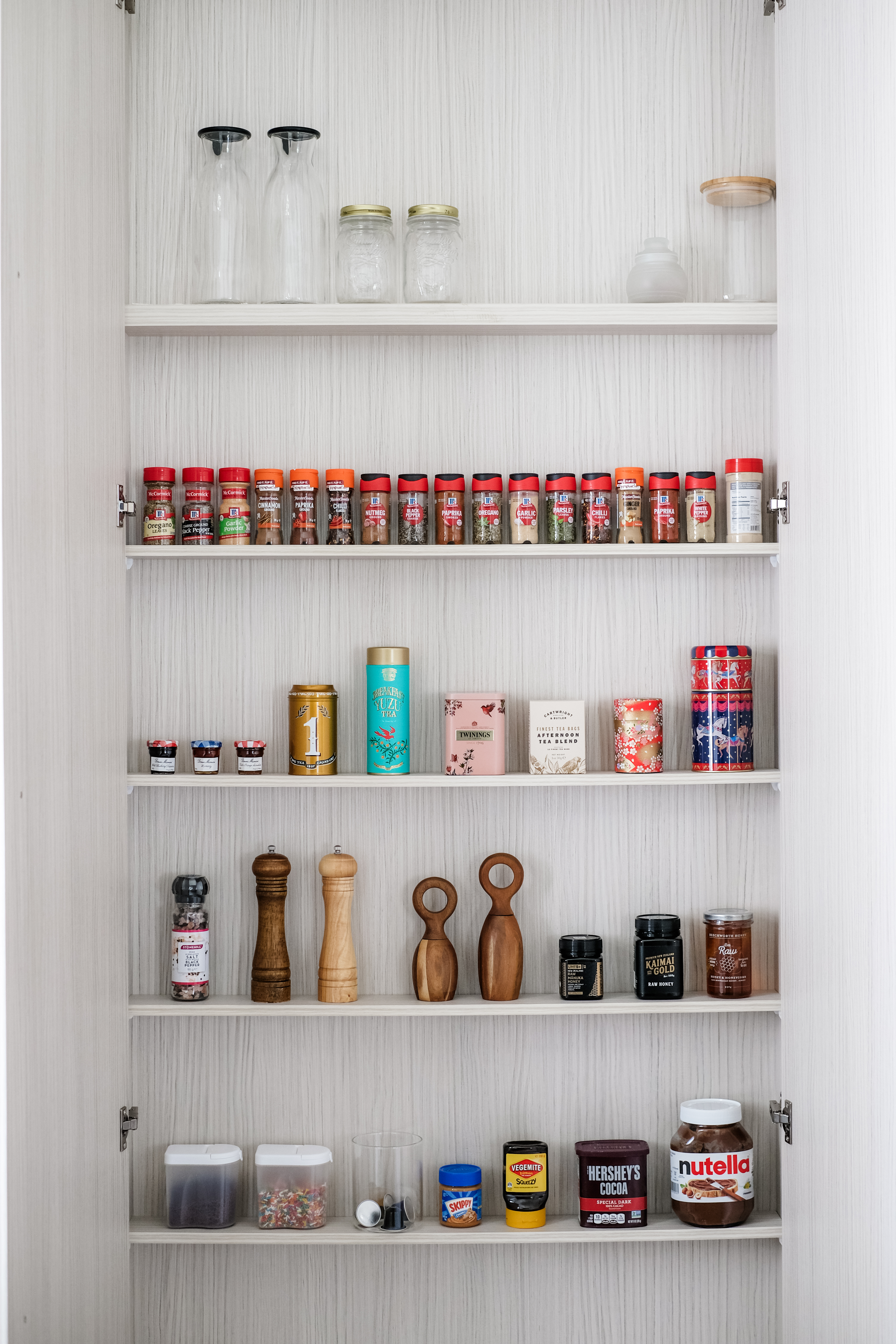 Effortless Kitchen Organization : Keep It Clean and Clutter-Free - Shelves with spices, jars, and containers, kitchen pantry