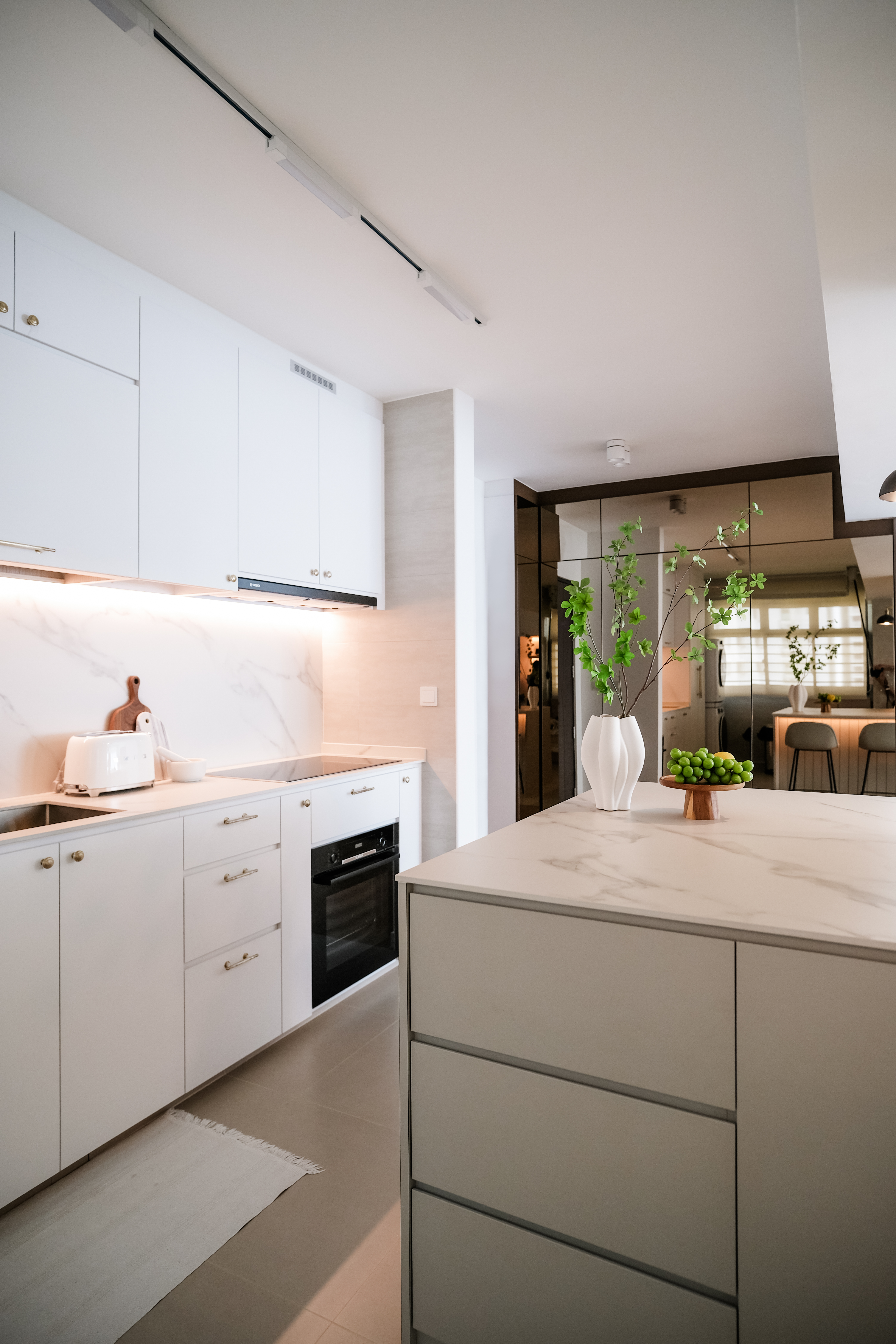 Effortless Kitchen Organization : Keep It Clean and Clutter-Free - White kitchen cabinetry, marble backsplash, modern
