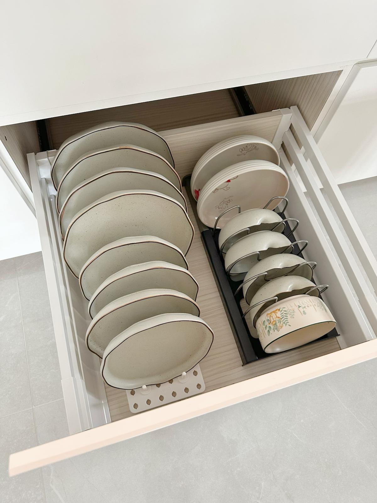 Kitchen Organisation: Tidy & practical - White kitchen drawer, neatly organized dishes, ceramic plates, dish rack, minimalist