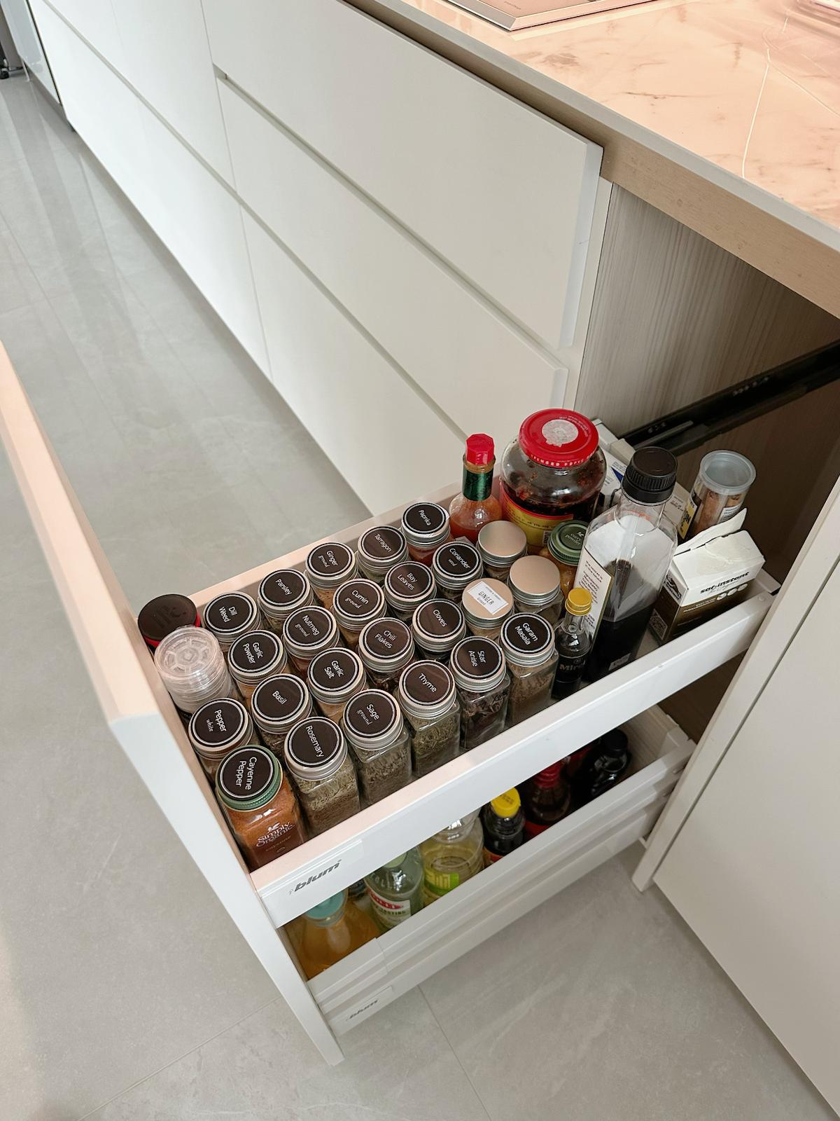 Kitchen Organisation: Tidy & practical - Organized spice rack, neatly arranged jars, variety of spices, multiple spice