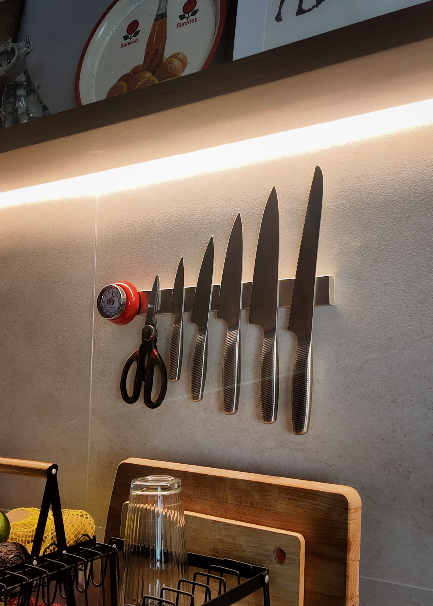 Marie Kondo said: Does this spark joy? We say: Yes, yes it does! - Kitchen countertop, knife rack, stainless steel knives