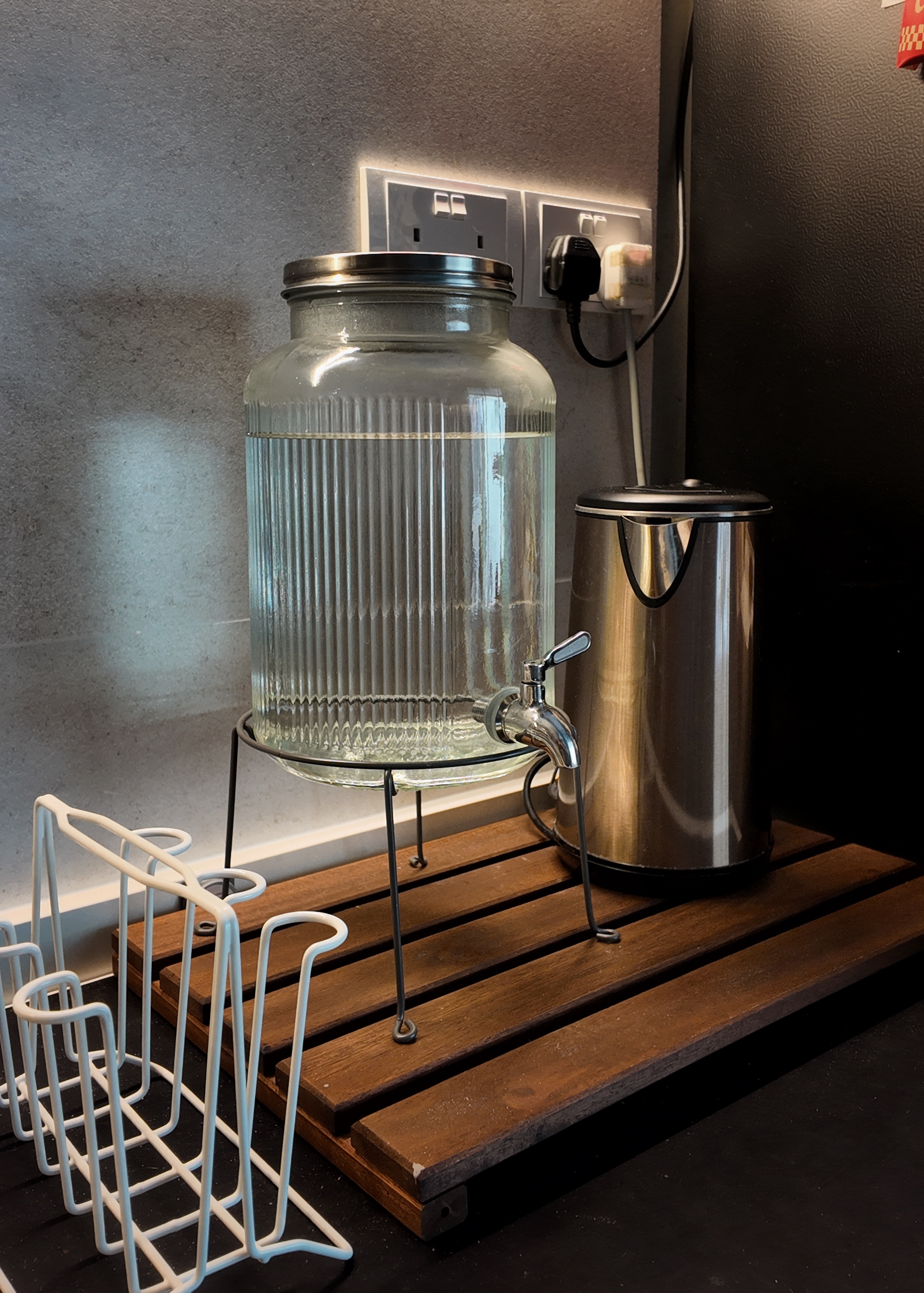 Marie Kondo said: Does this spark joy? We say: Yes, yes it does! - glass jar, metal kettle, wooden surface, modern kitchen