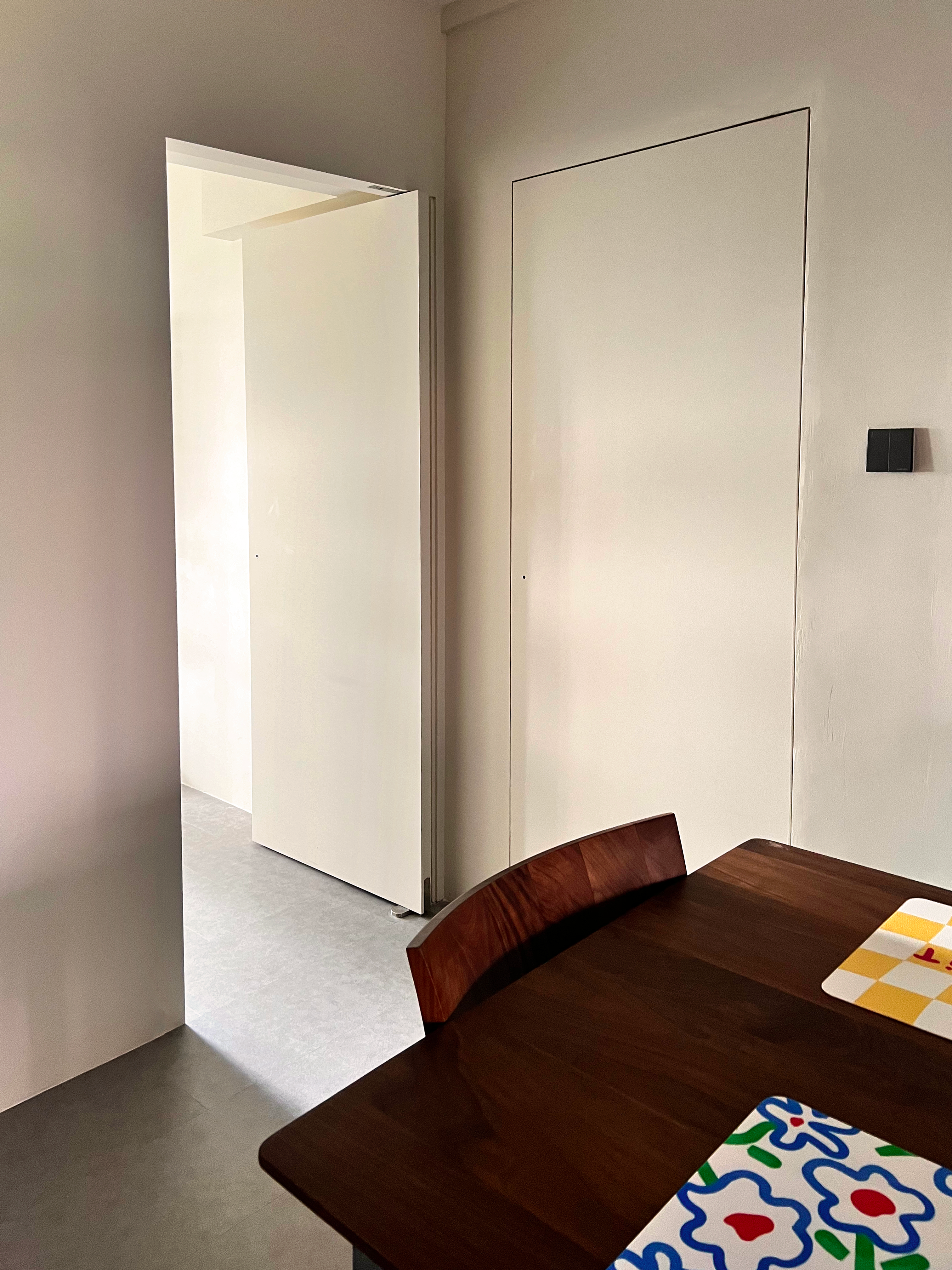 Playing hide & seek with 2 monkeys - our Hideaways 🙉🙊 - Modern minimalist dining room, sleek white door, wooden dining