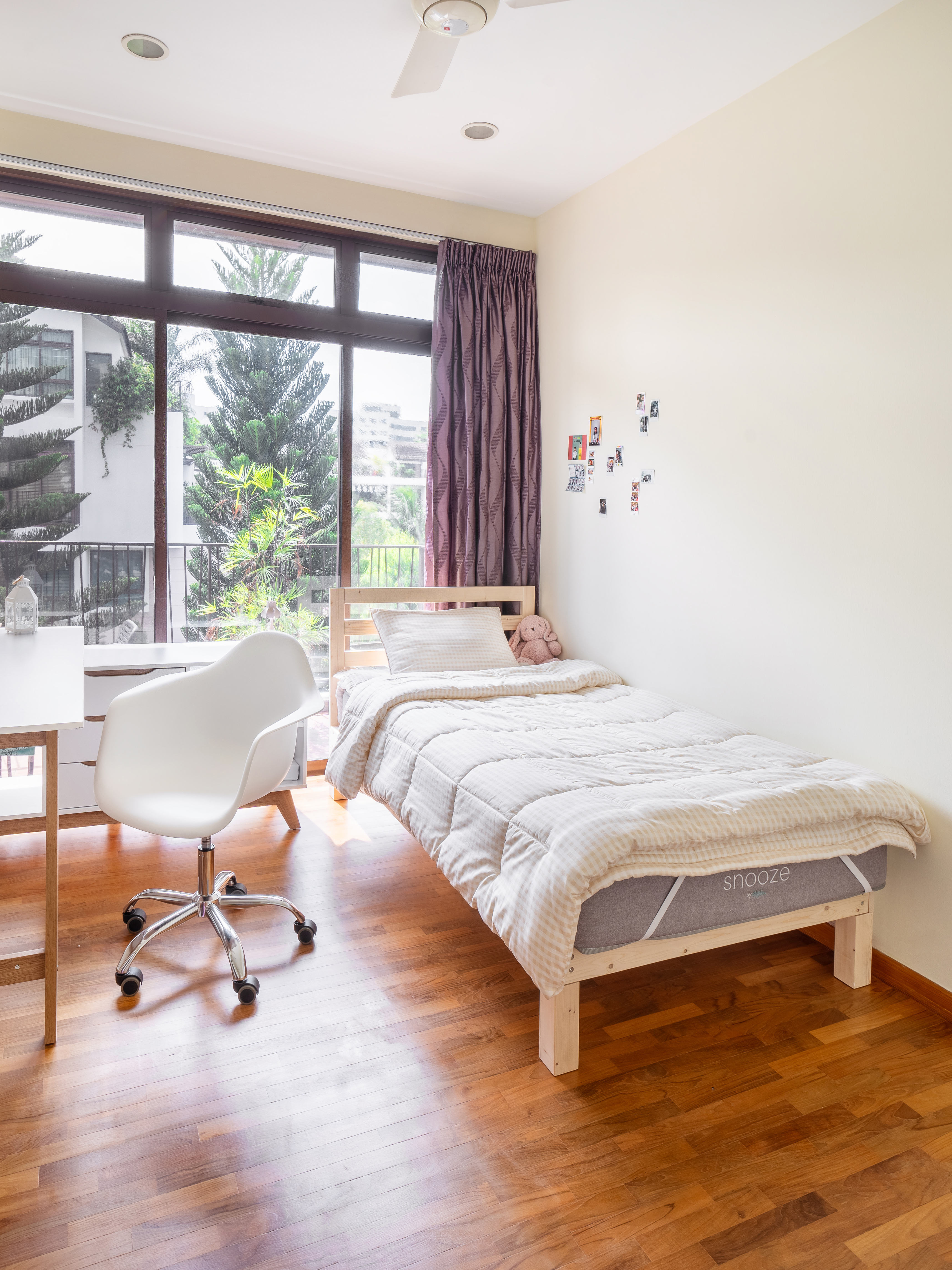 Kids room: Minimal but functional with great sunlight - Modern bedroom with large windows, wooden floor, white and beige